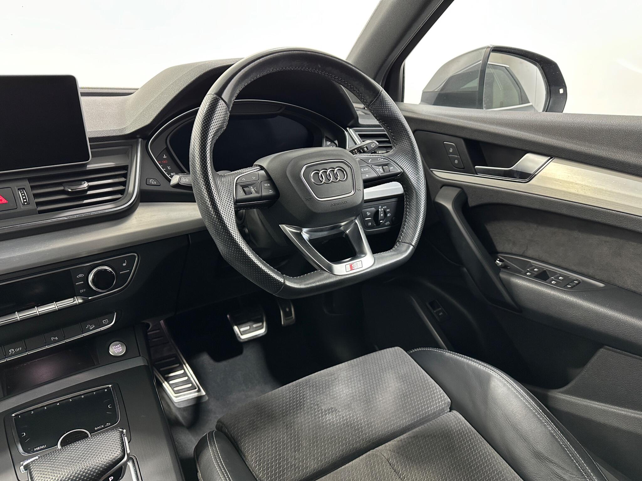 Audi Q5 view 12