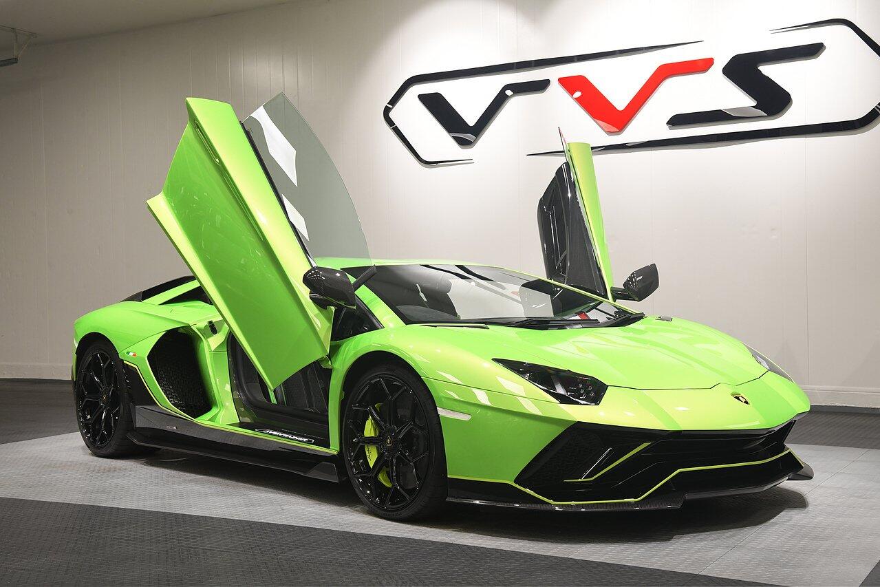 Lamborghini Aventador view 36