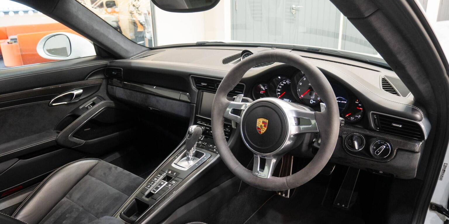Porsche 911 view 13