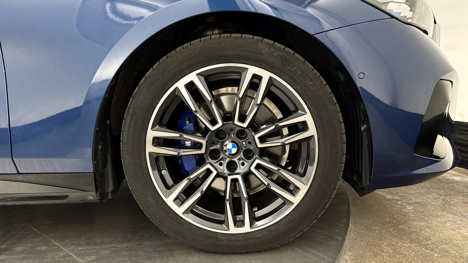 BMW 5 Series view 14