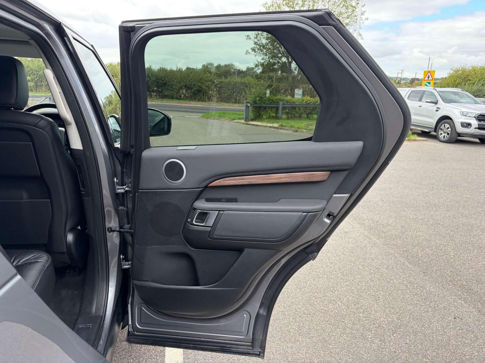 Land Rover Discovery 3 view 27