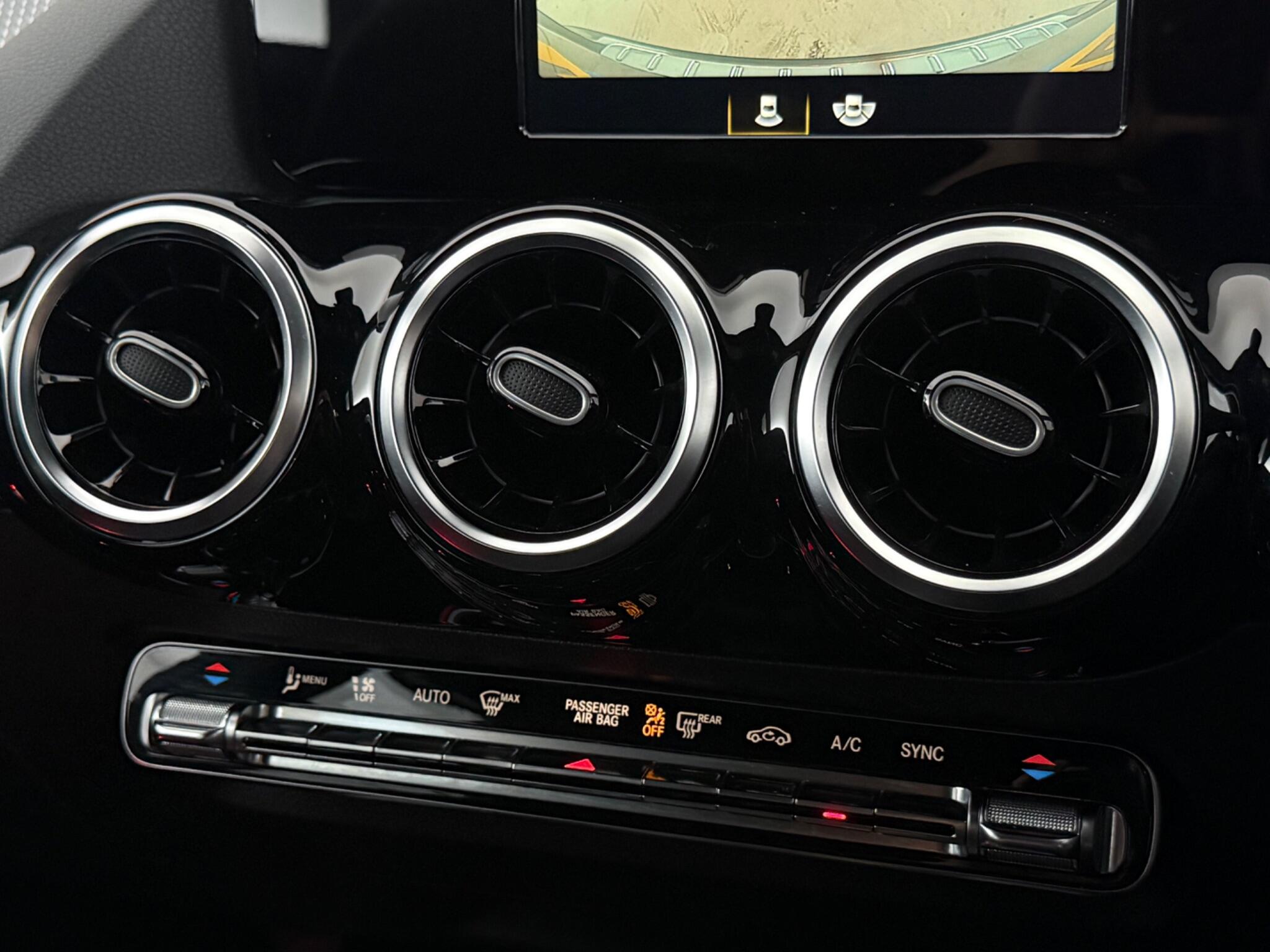 Mercedes-Benz Gla view 25