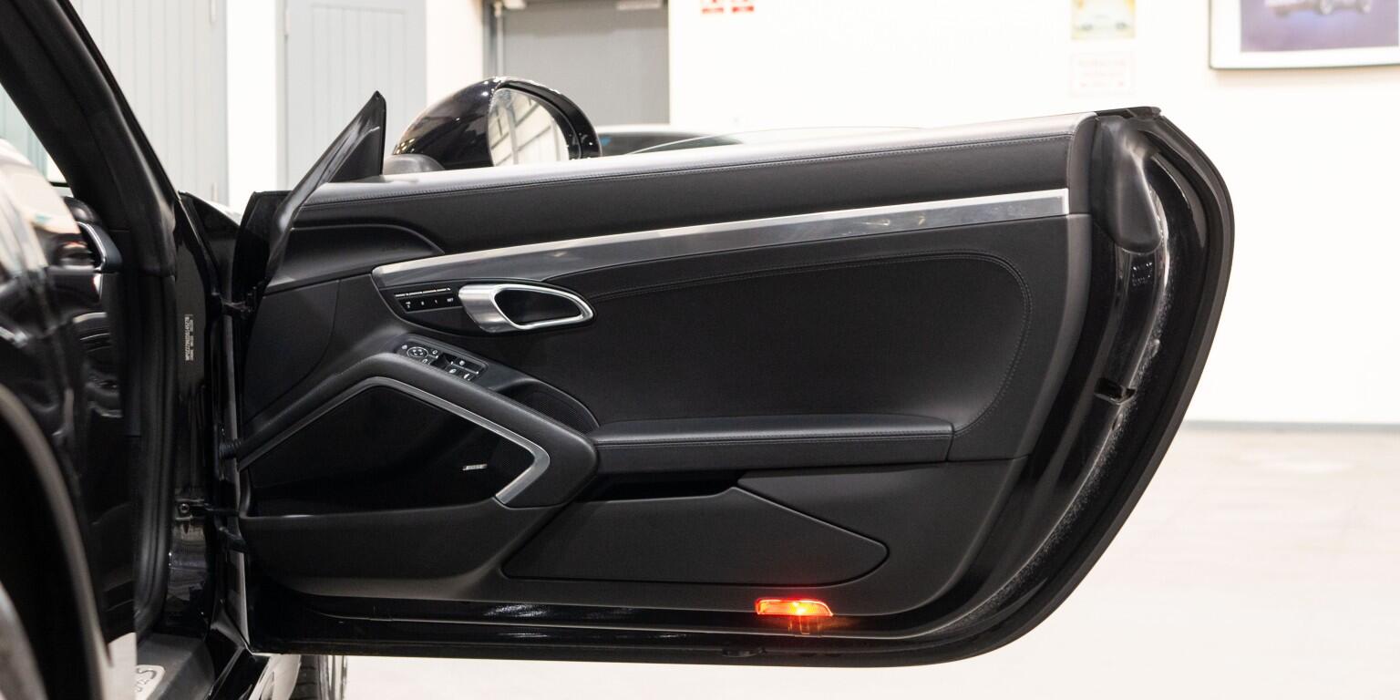 Porsche 911 view 31
