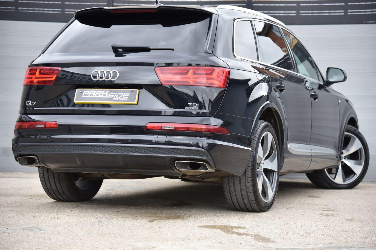 Audi Q7 view 8