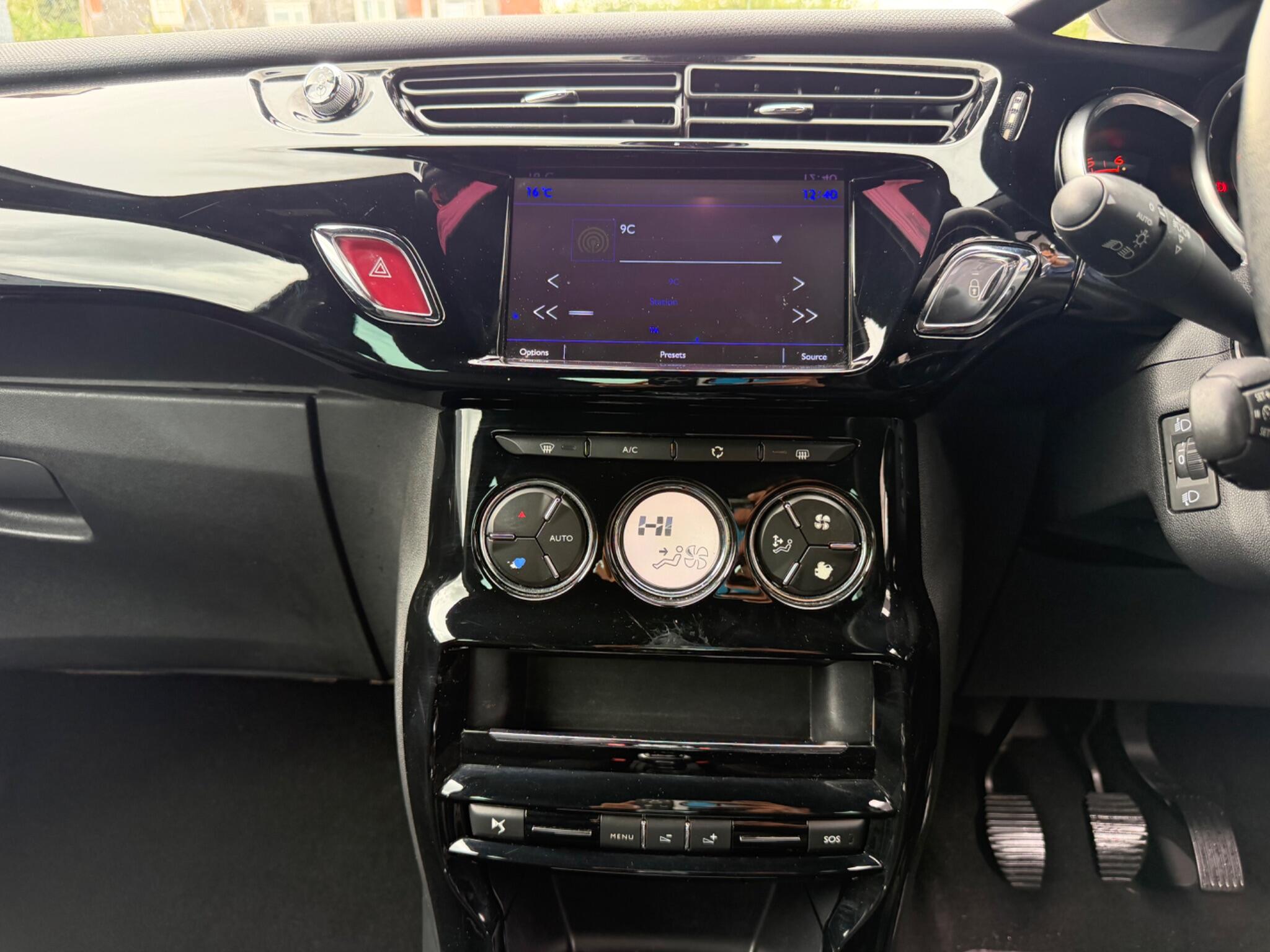 DS Automobiles DS 3 view 24