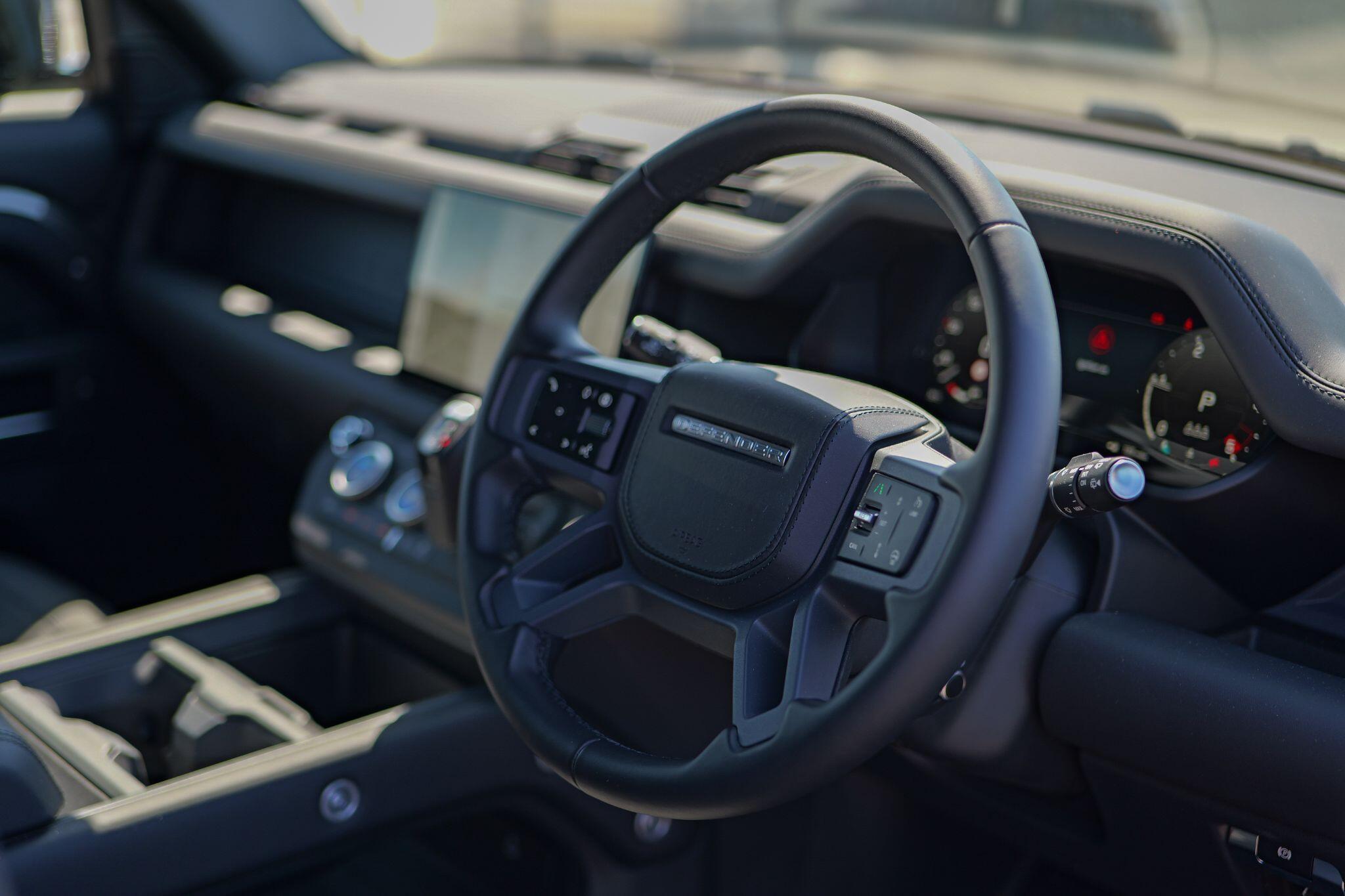 Land Rover Defender 110 view 13