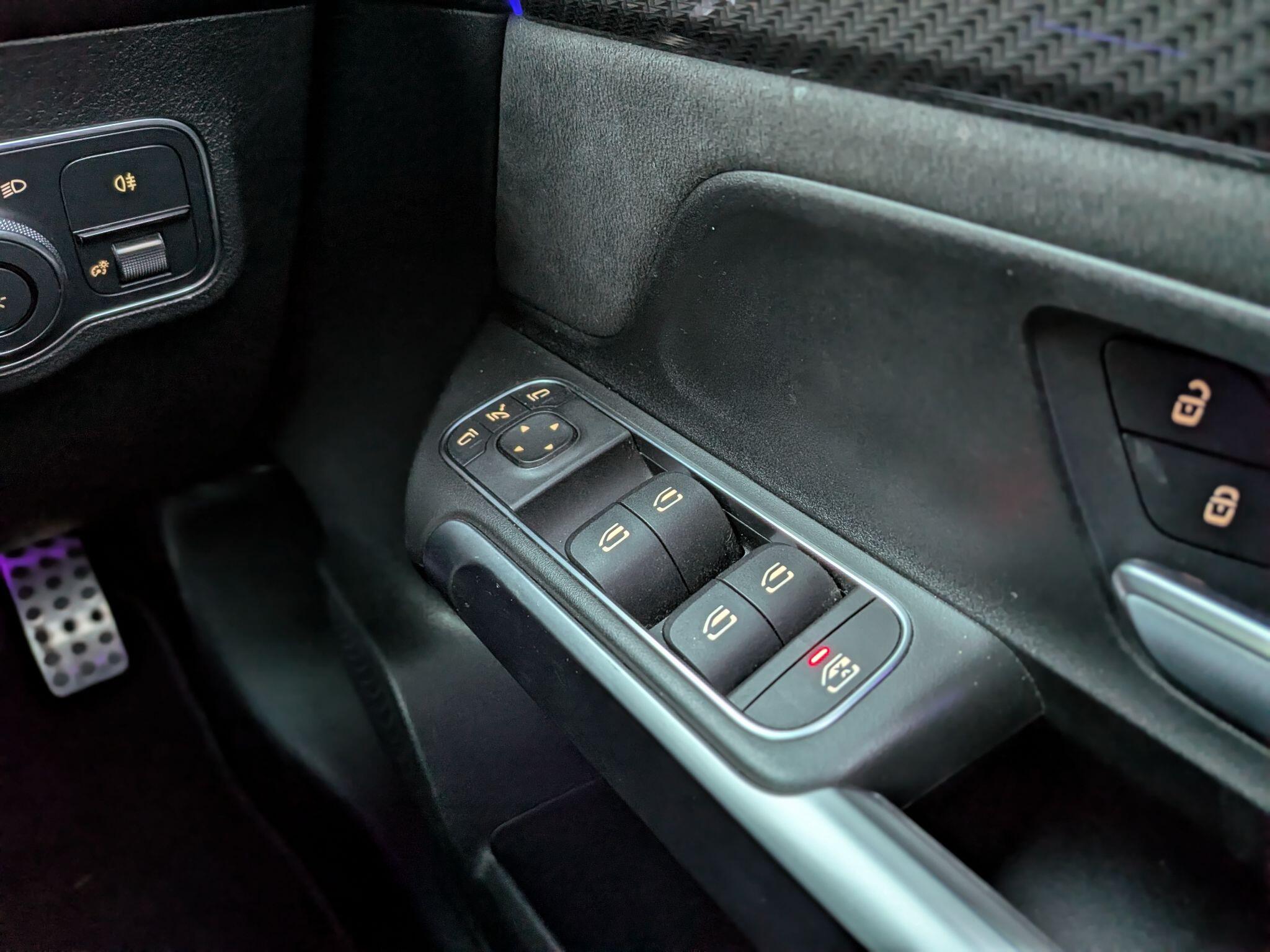 Mercedes-Benz GLB view 35