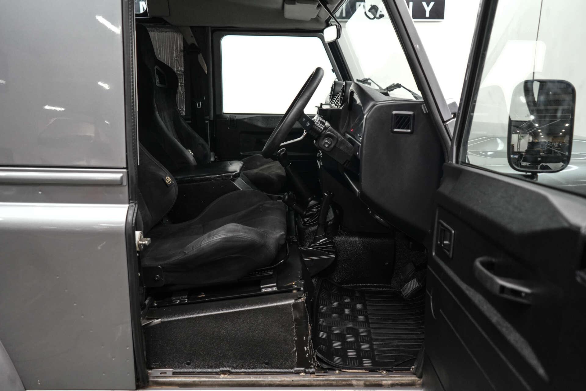 Land Rover Defender 90 view 16