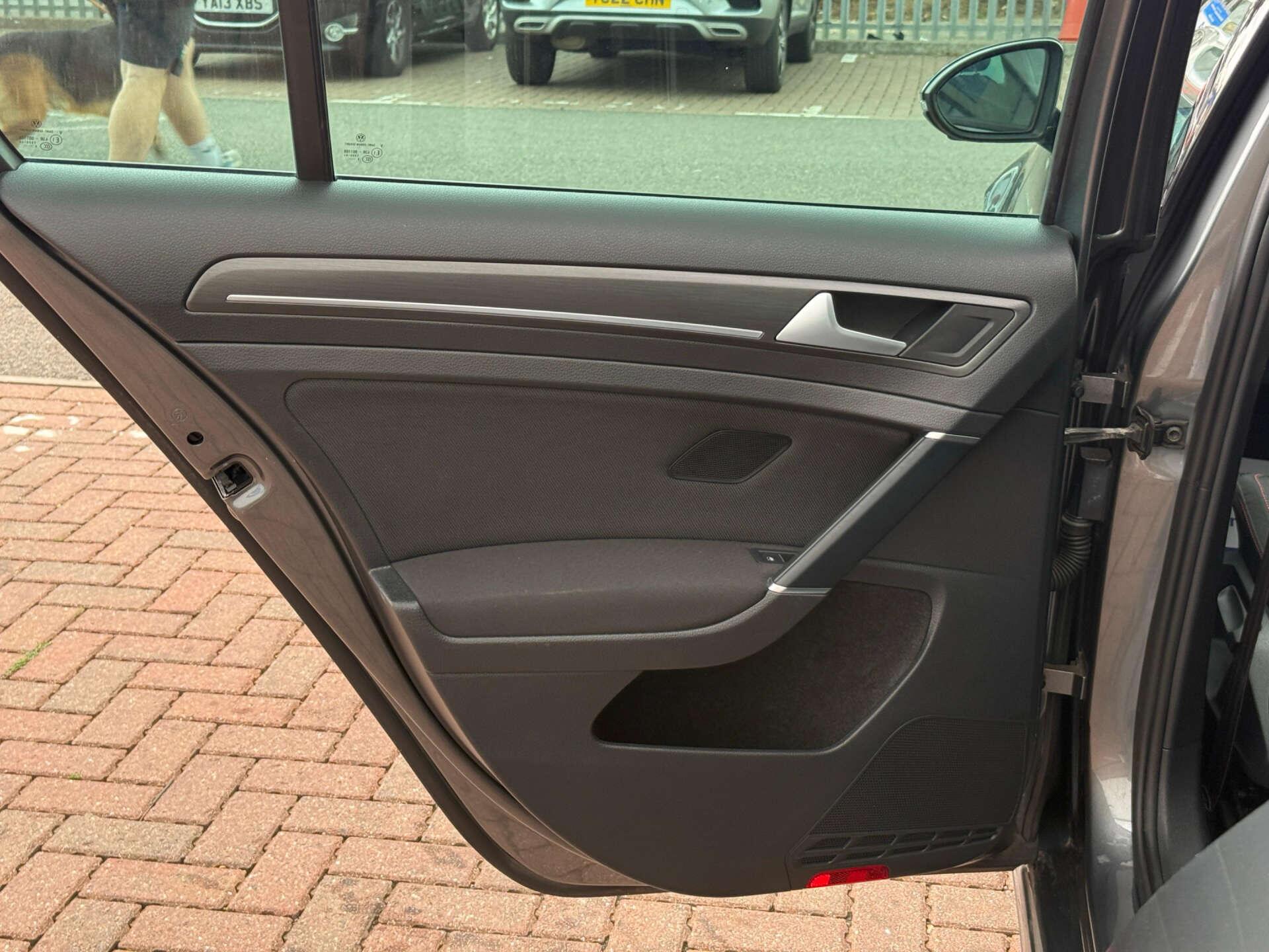 Volkswagen Golf view 35