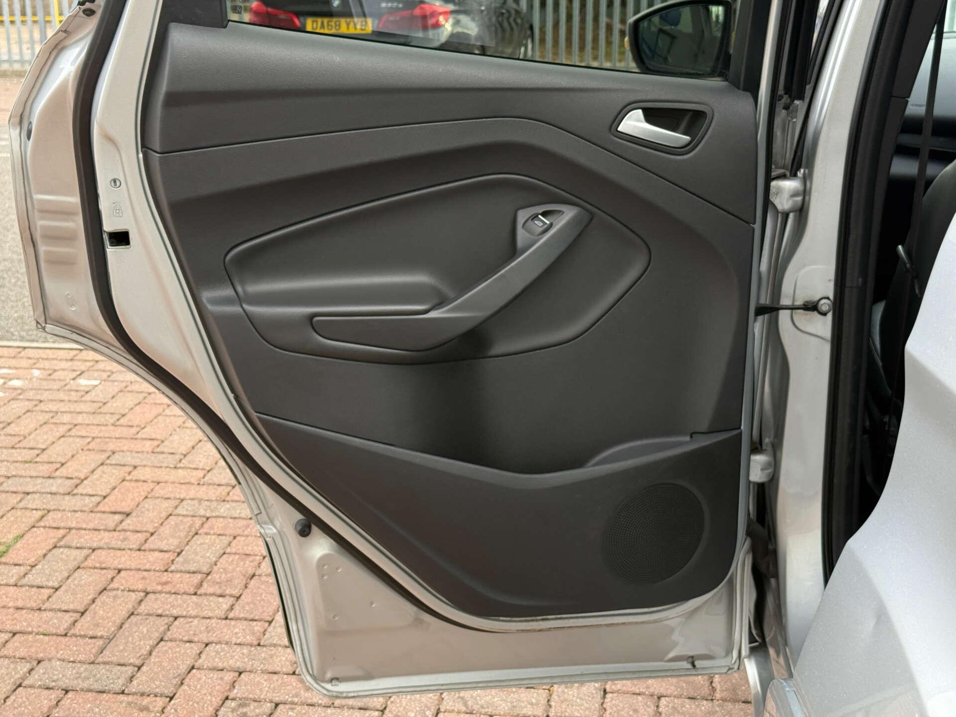 Ford Kuga view 35