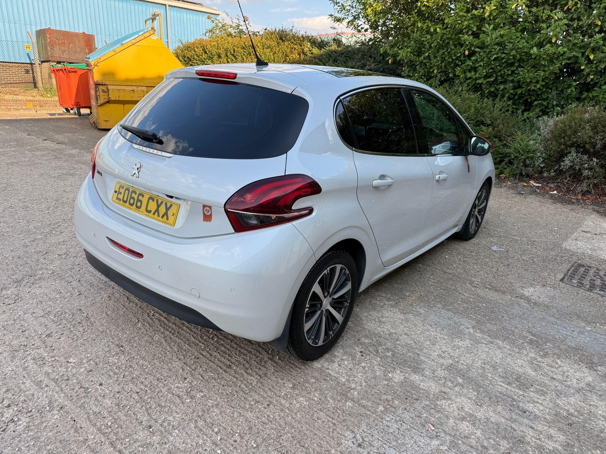 Peugeot 208 view 13