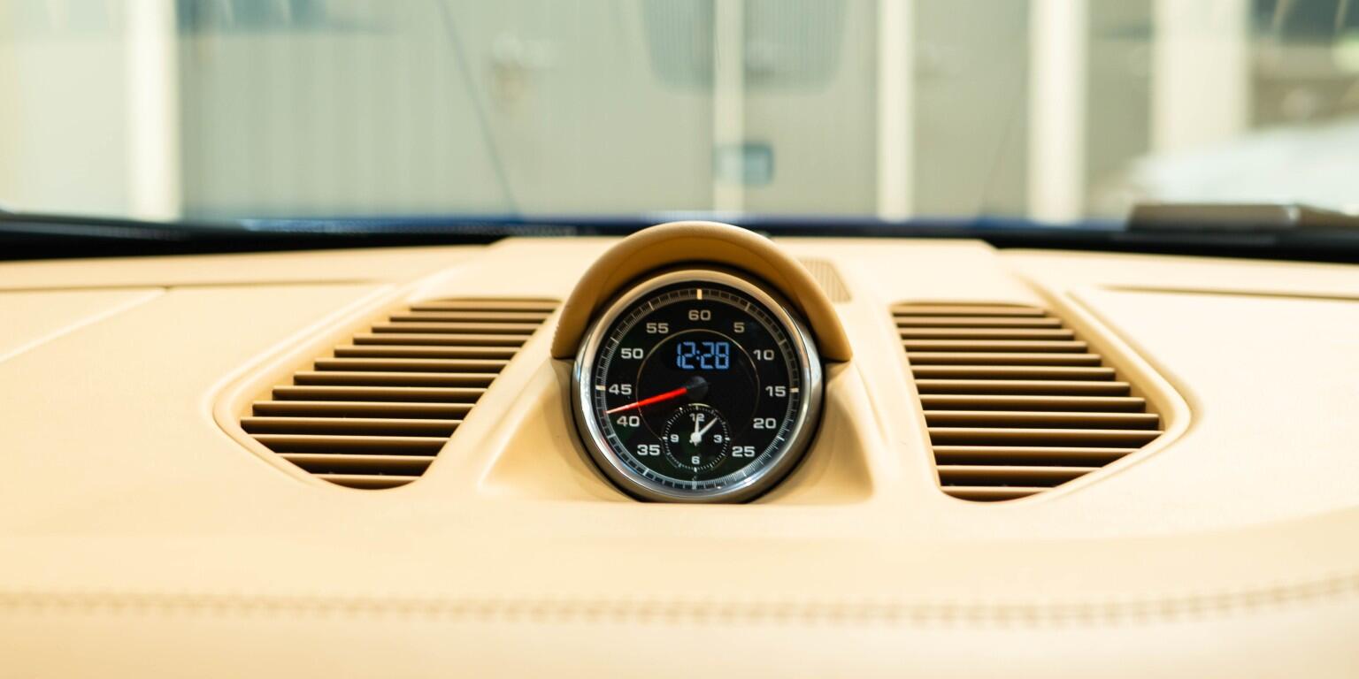 Porsche 911 view 35