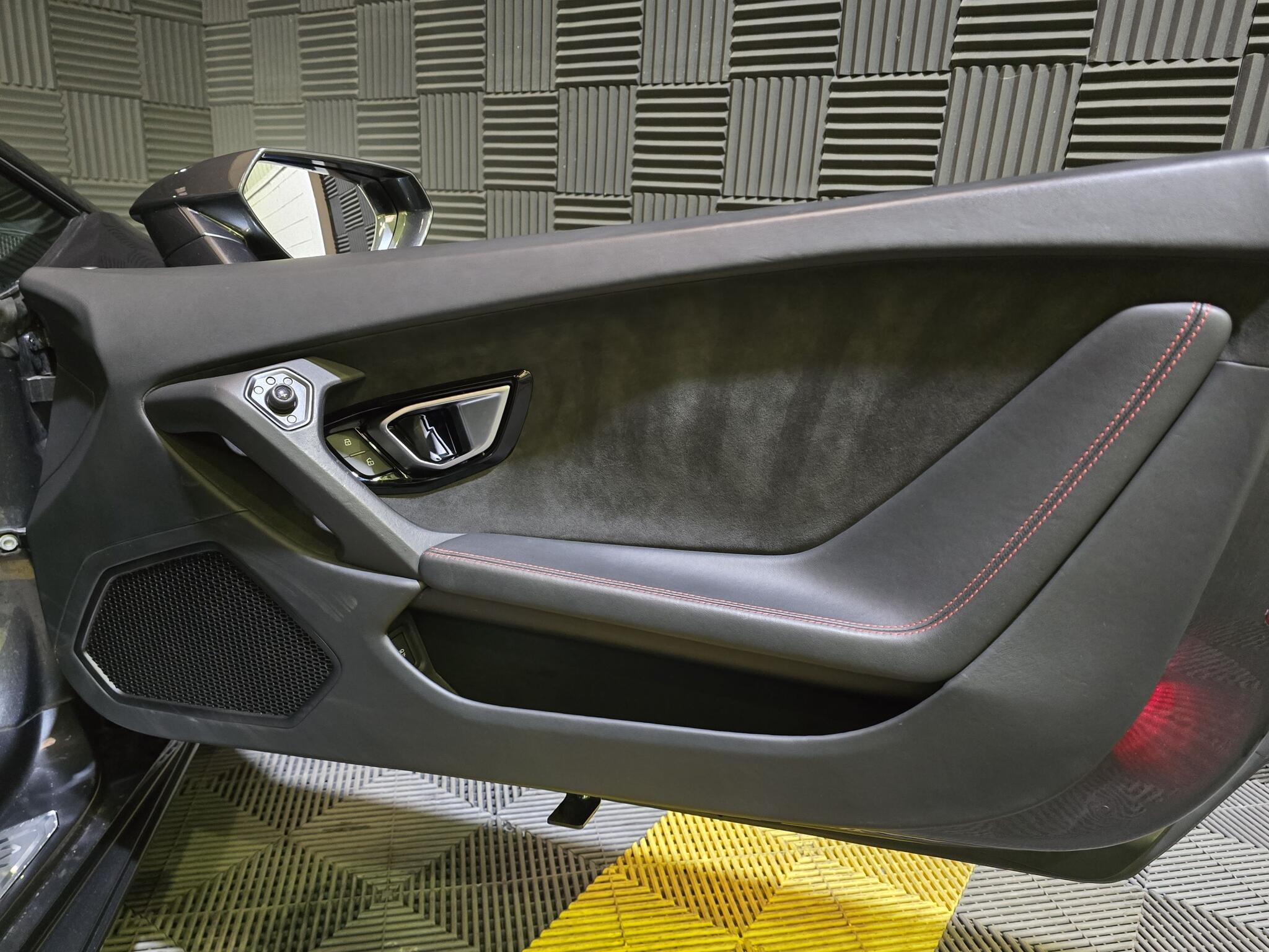 Lamborghini Huracan view 20