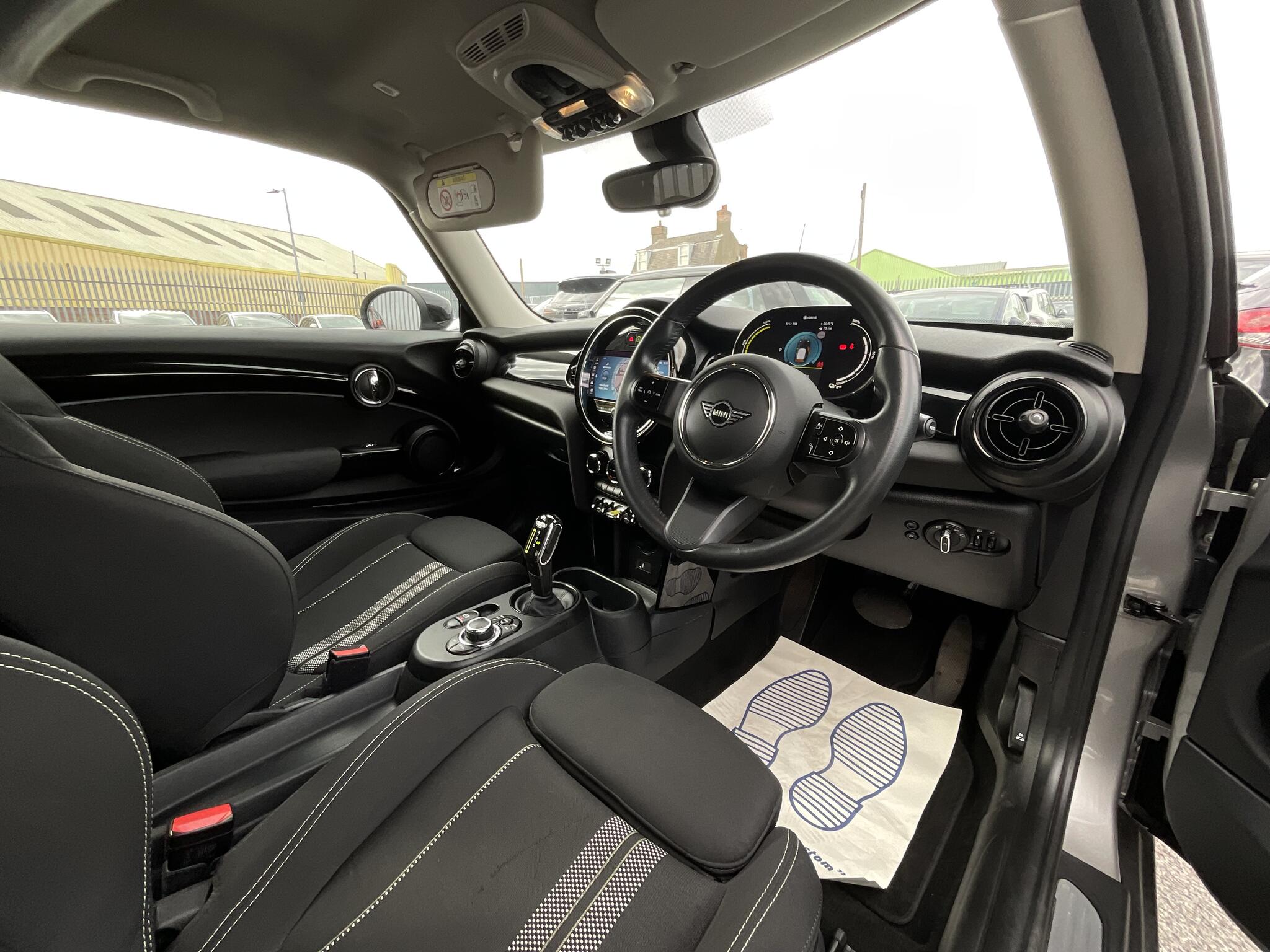 Mini Hatch view 7
