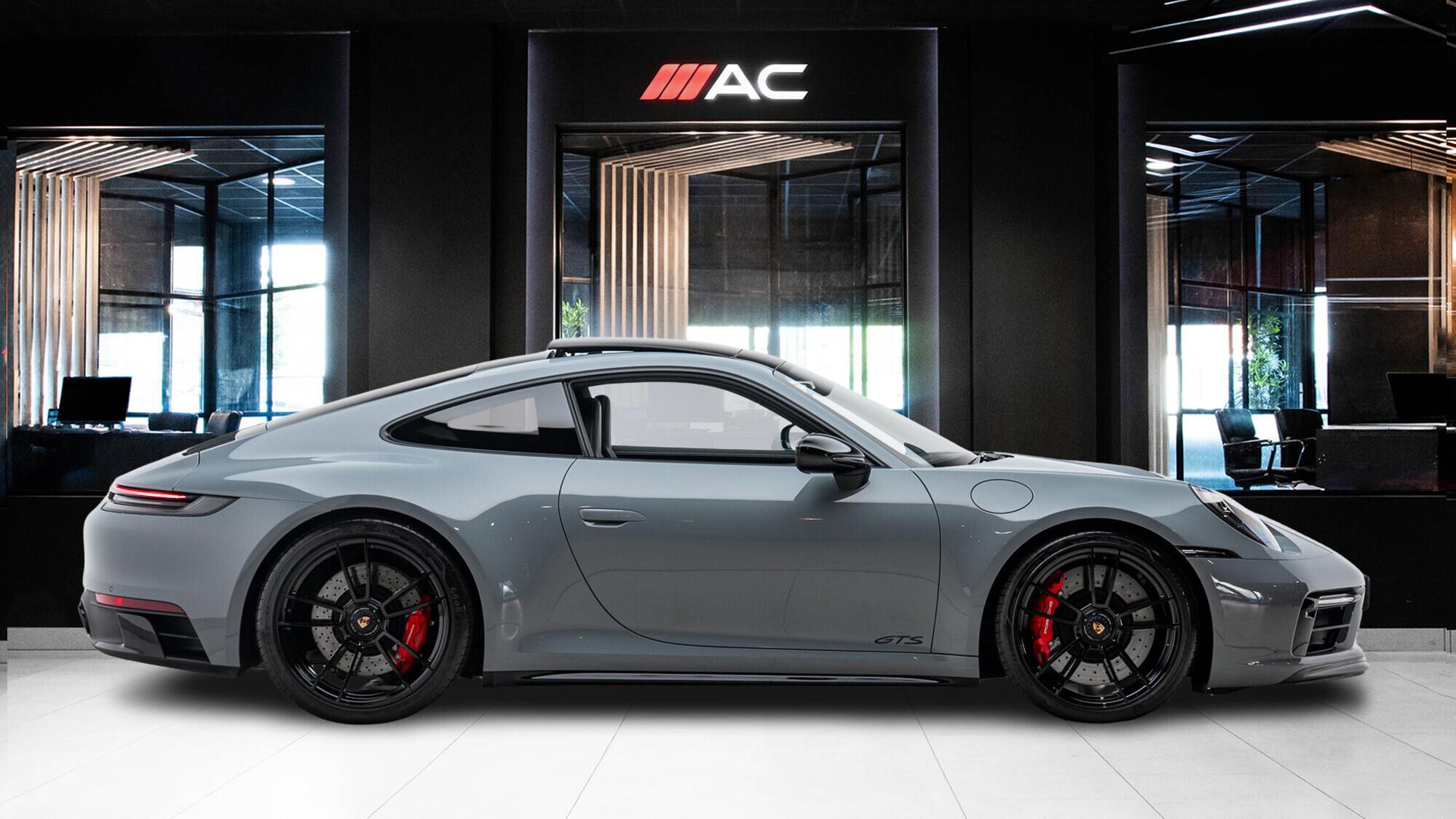 Porsche 911 view 3