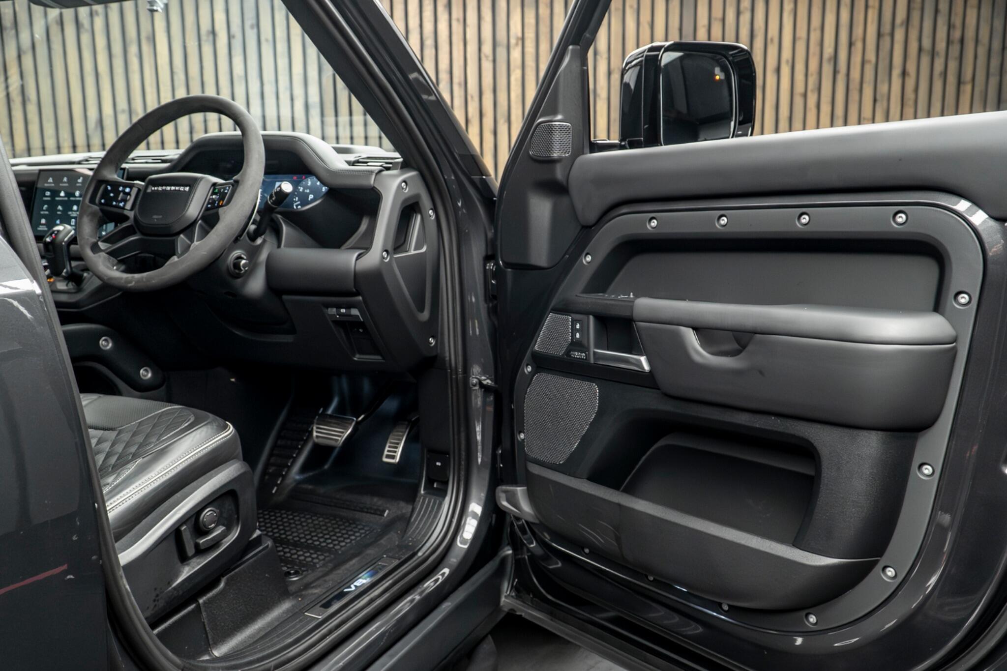 Land Rover Defender view 31