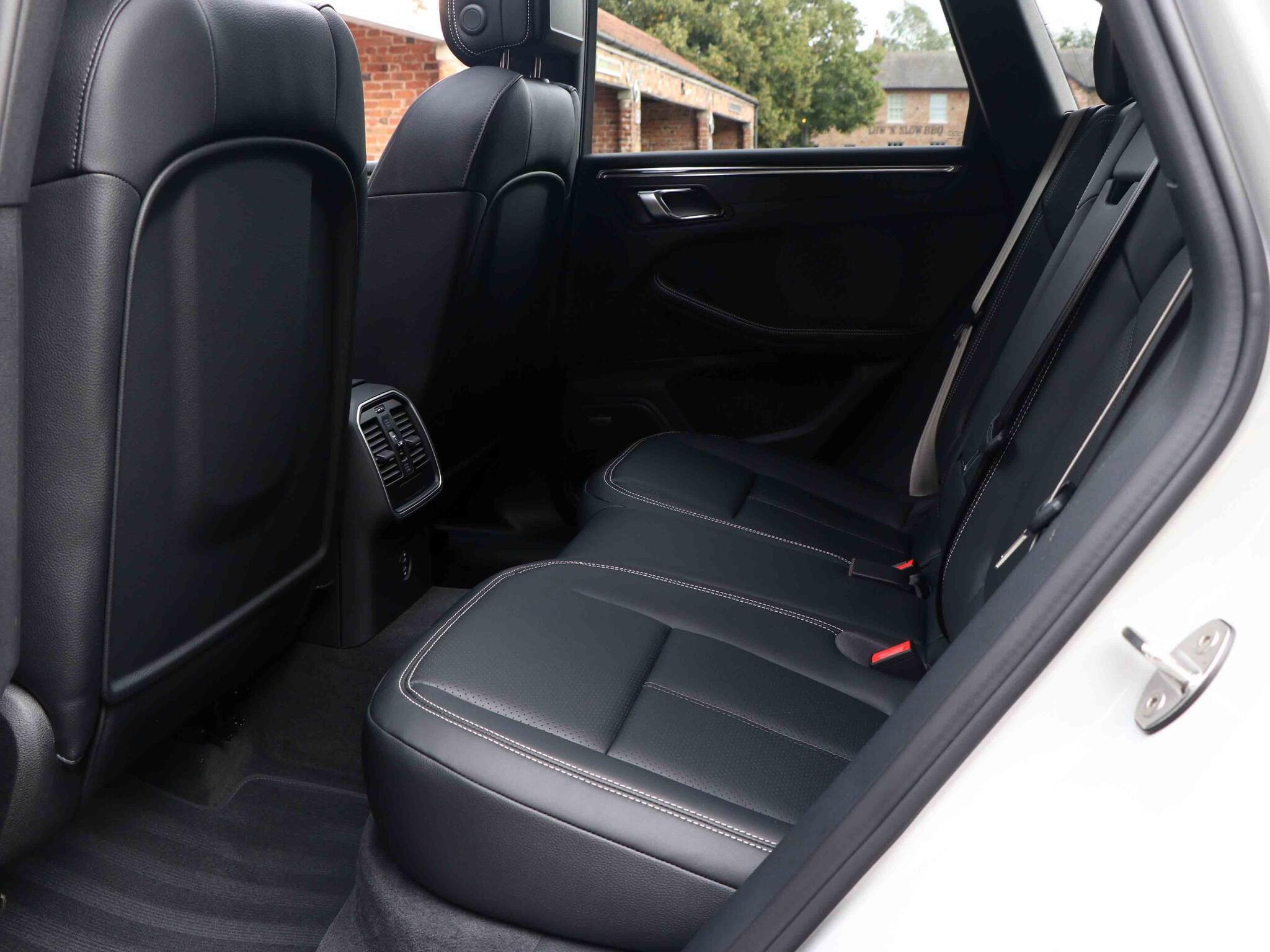 Porsche Macan view 39
