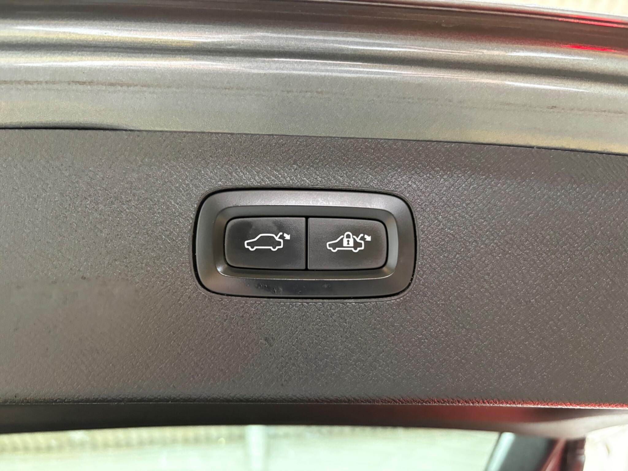 Volvo XC90 view 40
