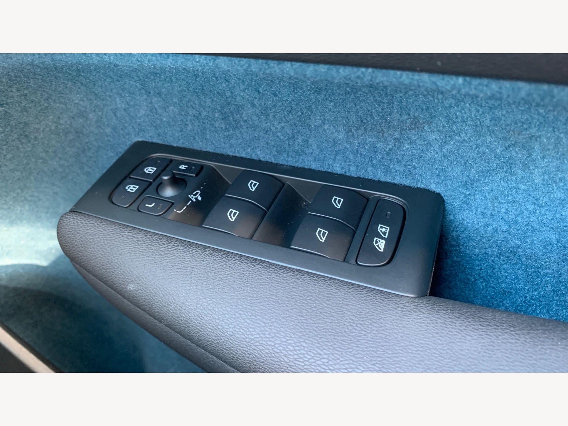 Volvo XC40 view 27
