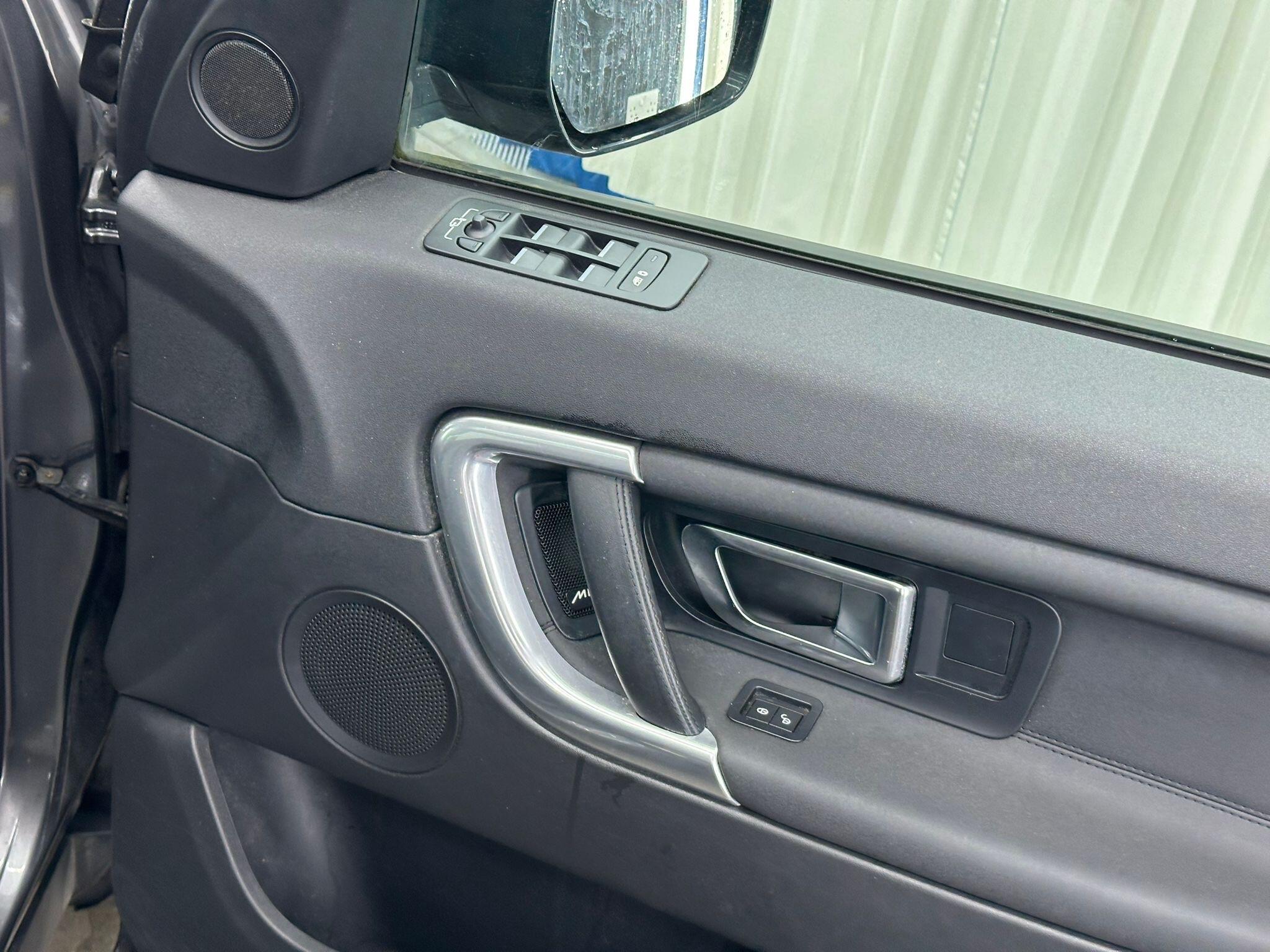 Land Rover Discovery Sport view 43