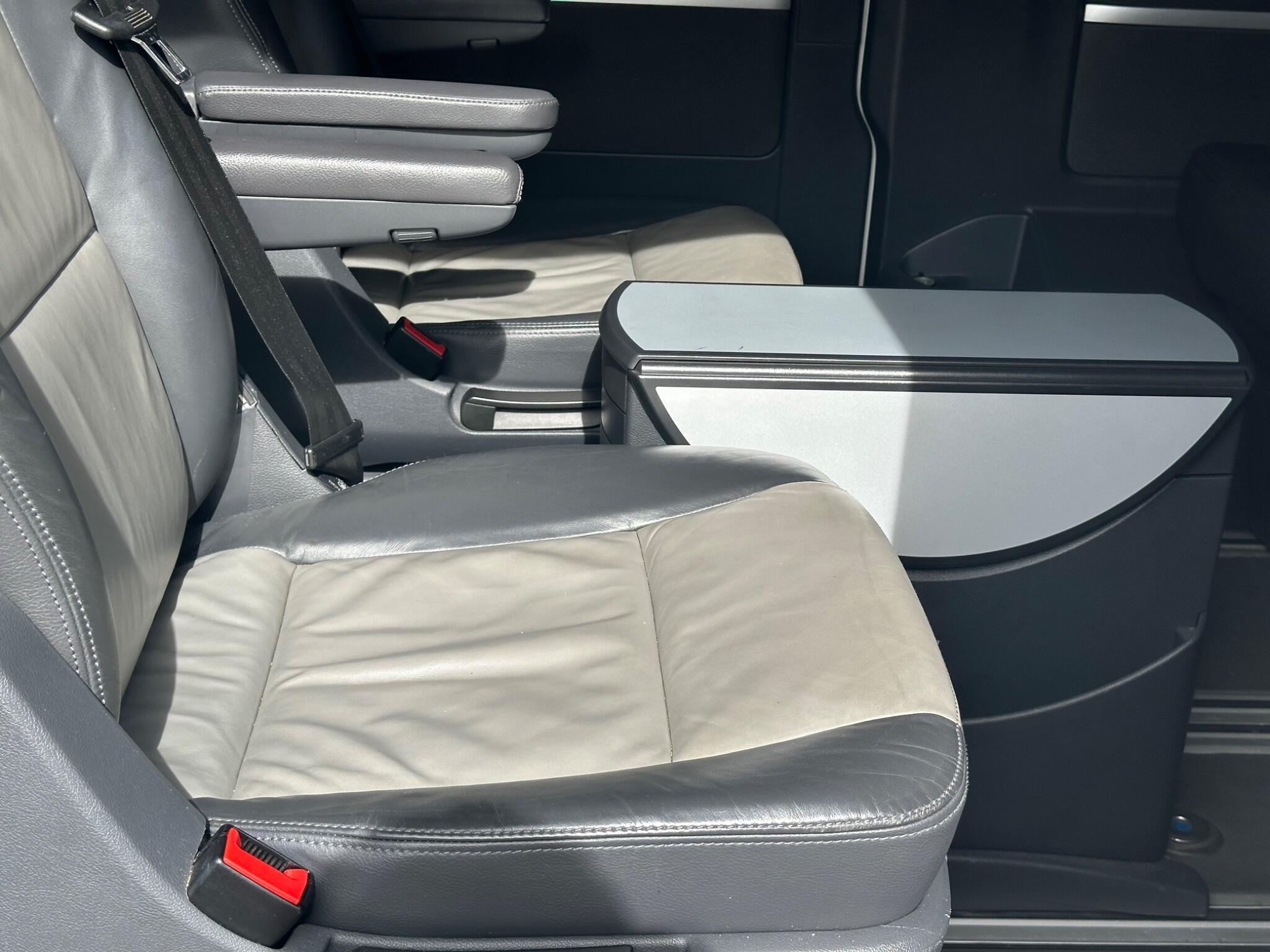 Volkswagen Caravelle view 13