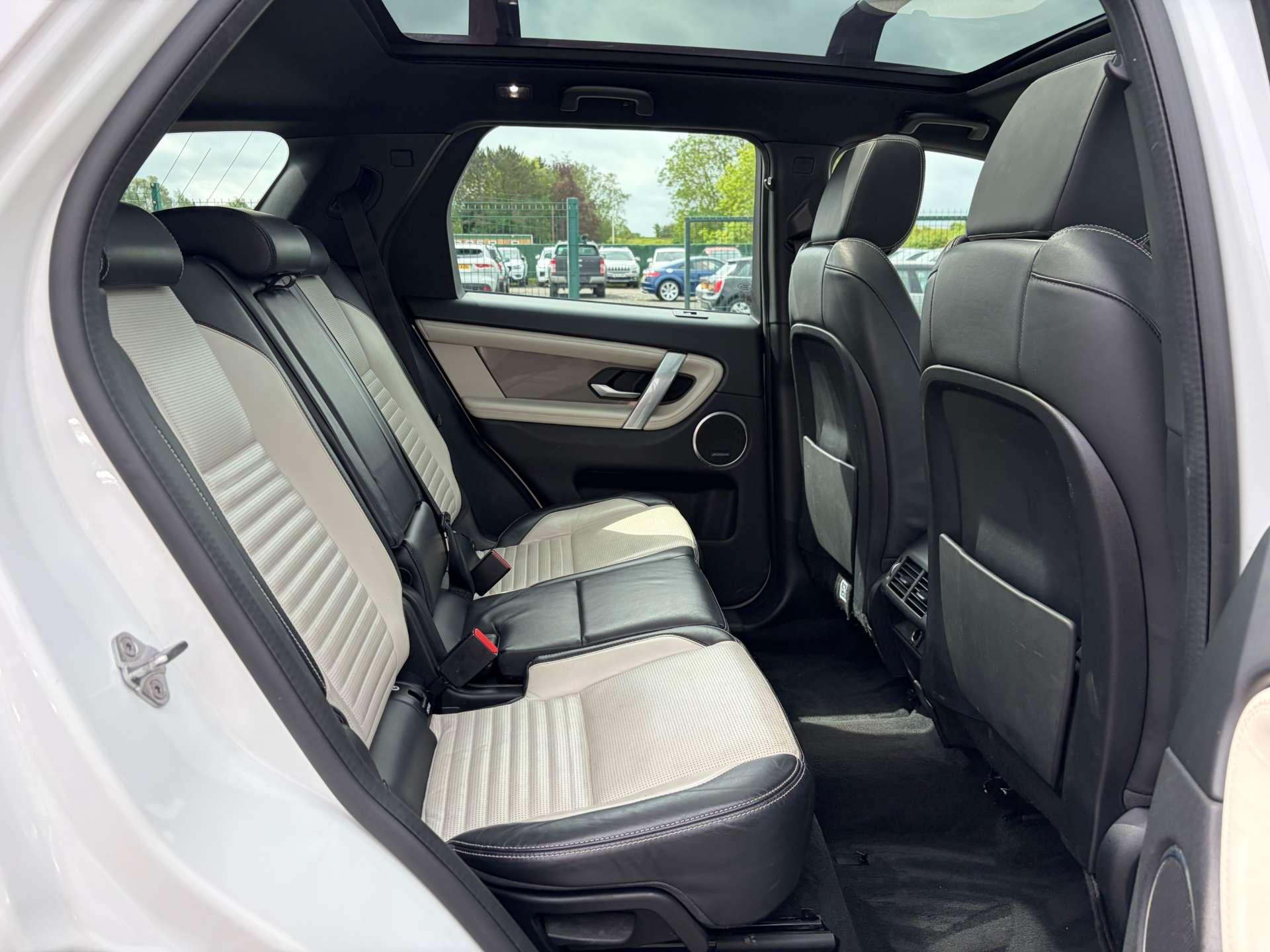 Land Rover Discovery Sport view 31