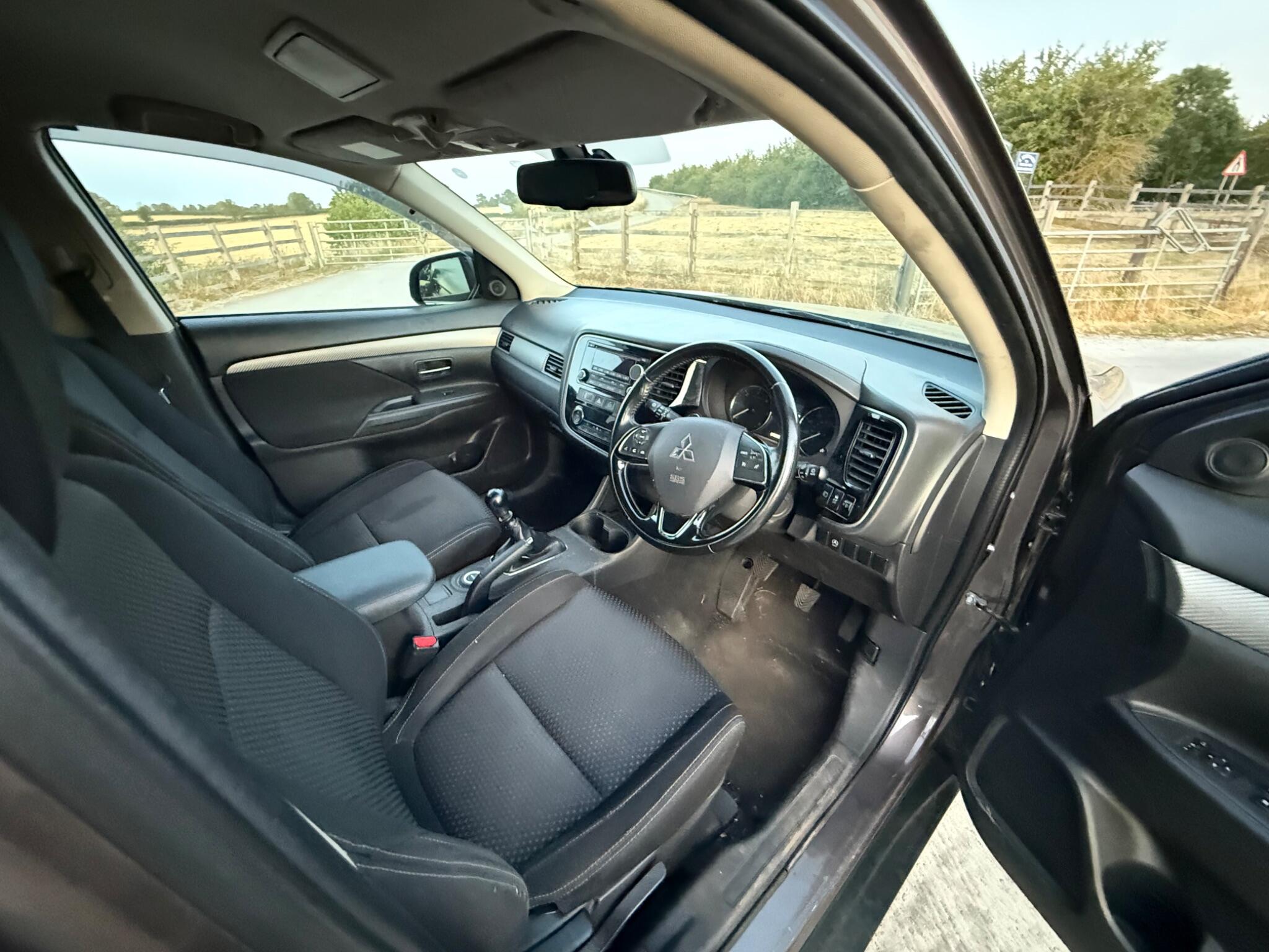 Mitsubishi Outlander 2.2 DI-D GX3 SUV 5dr Diesel Manual 4WD Euro 6 (s/s) (147 ps) — photo 30 of 90