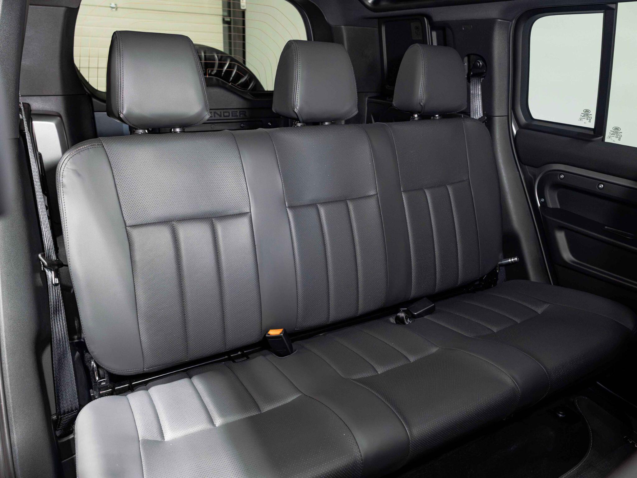 Land Rover Defender 110 view 4