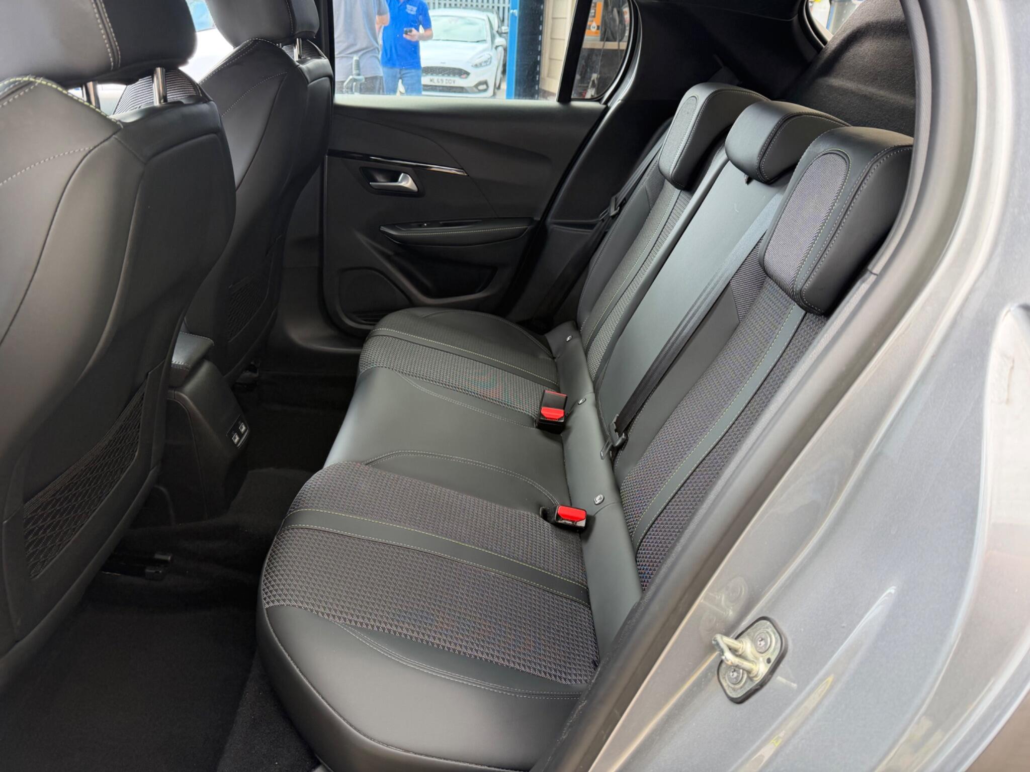 Peugeot E-208 view 18