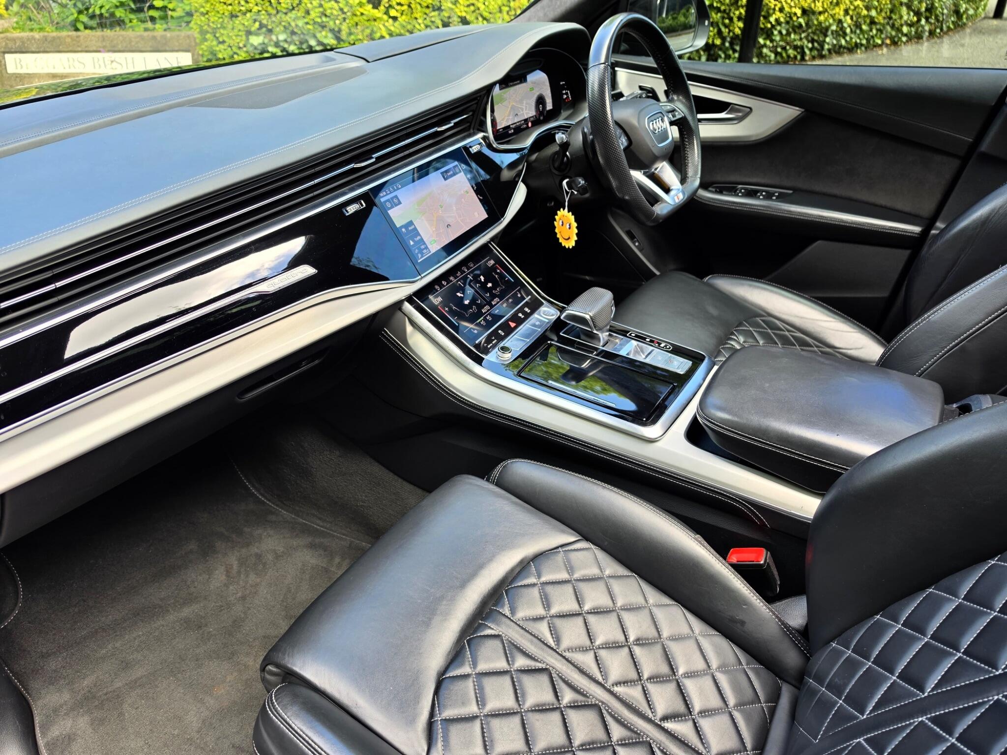 Audi Q8 view 10