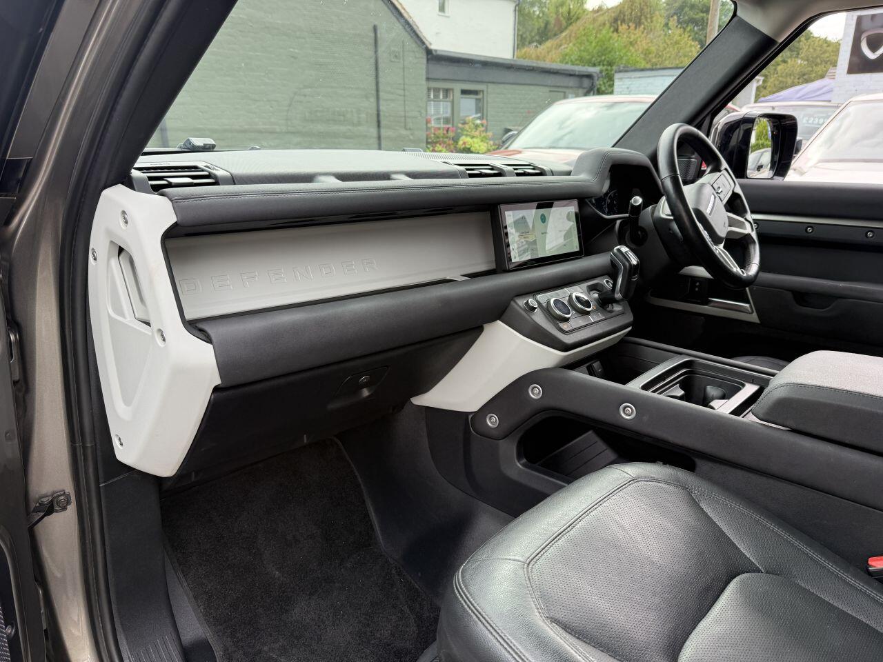 Land Rover Defender 110 view 28