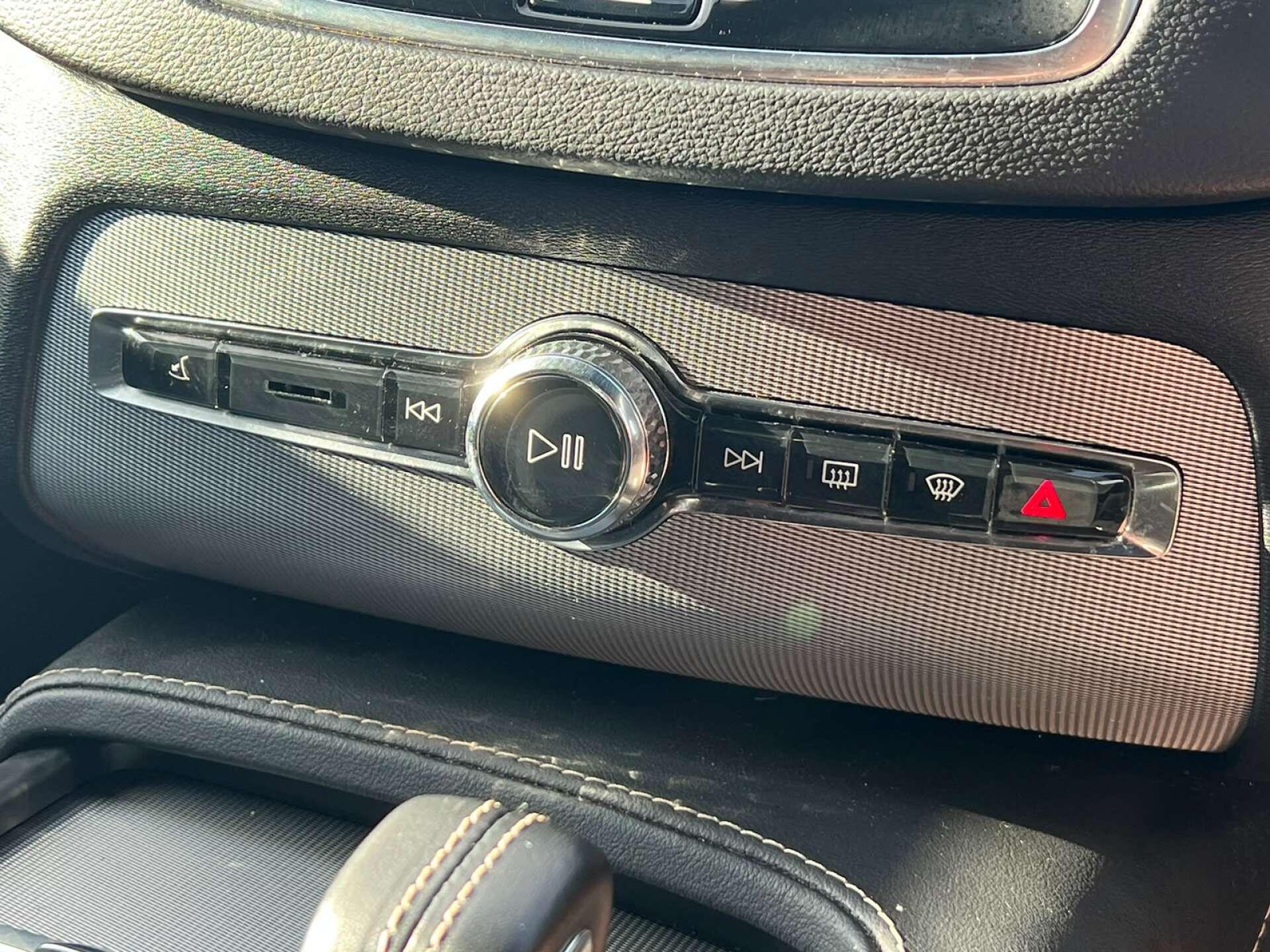 Volvo XC90 view 40