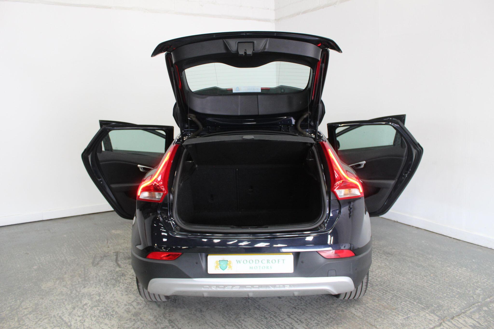 Volvo V40 Cross Country view 22