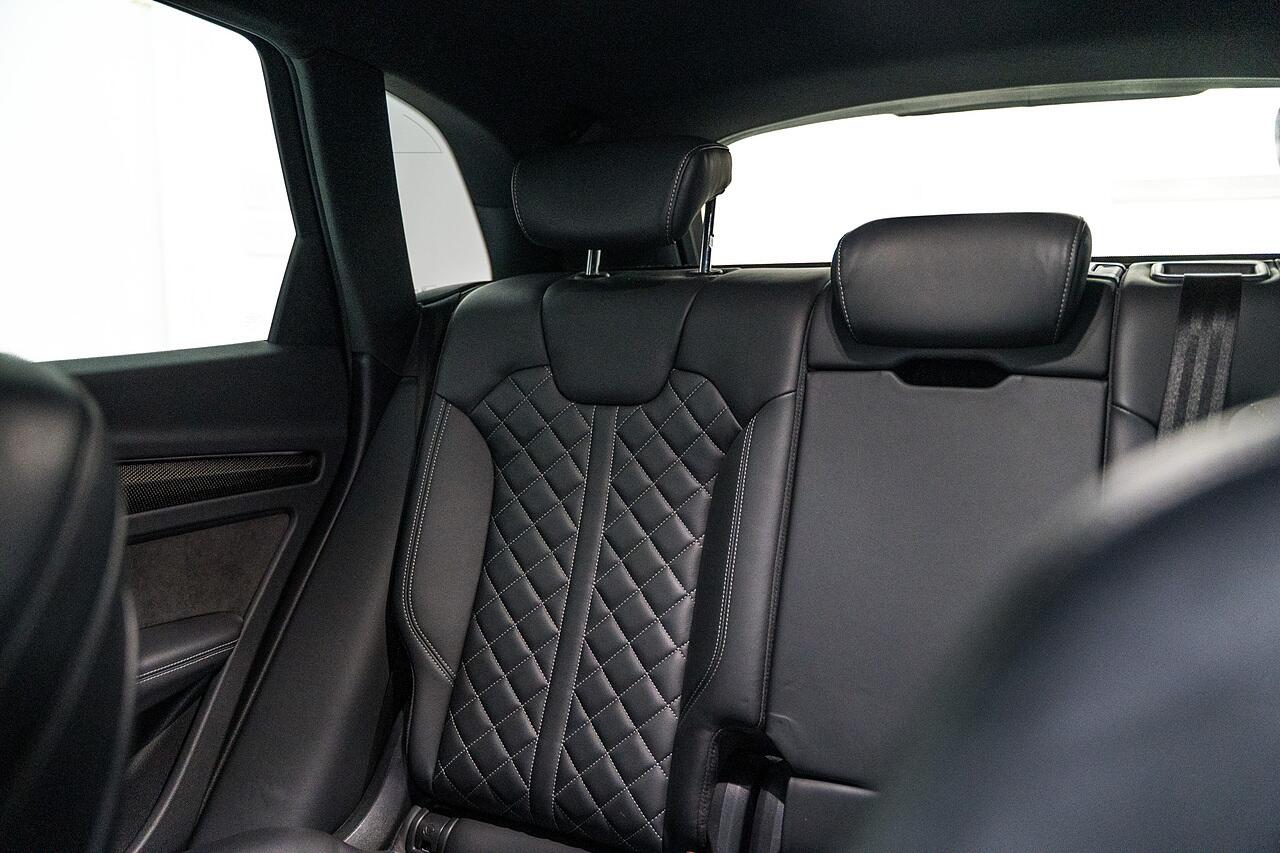 Audi SQ5 view 16