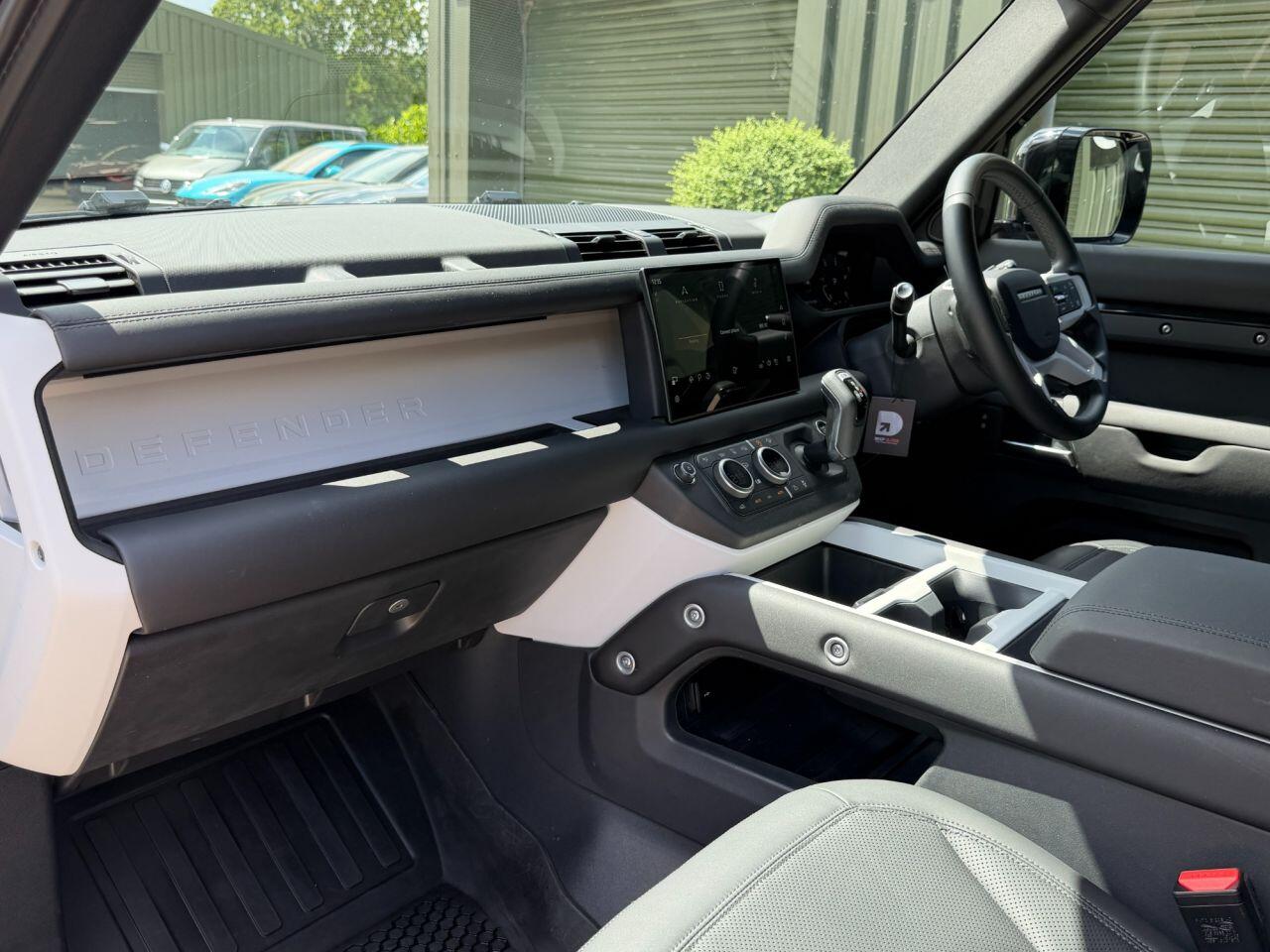 Land Rover Defender 90 view 28