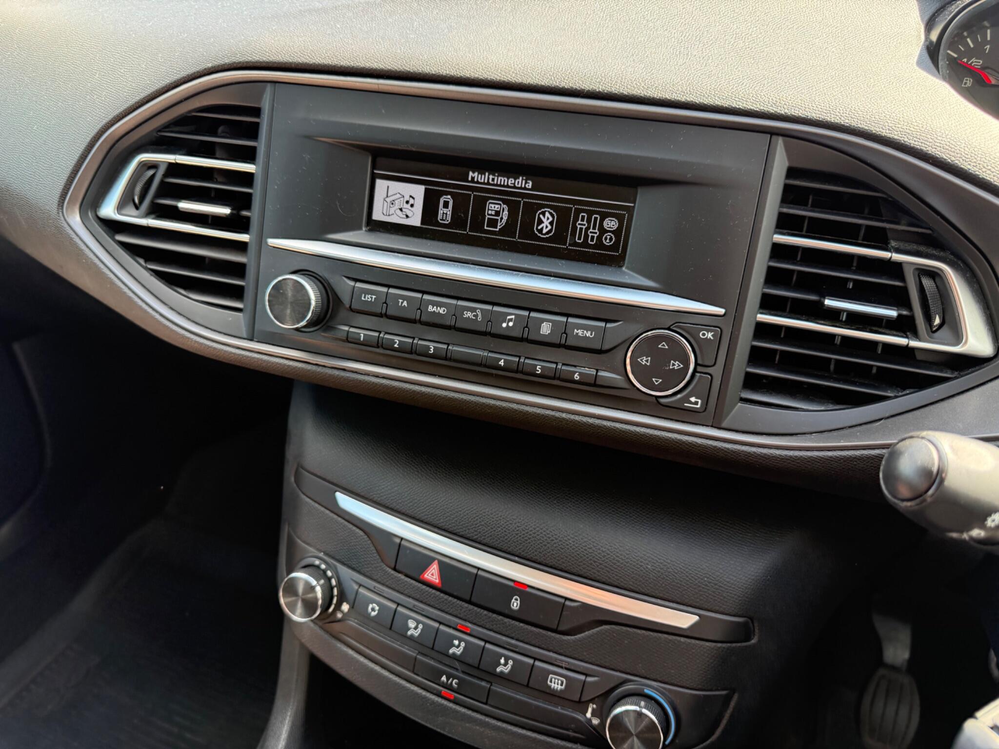 Peugeot 308 1.2 PureTech Access Euro 6 (s/s) 5dr — photo 35 of 100