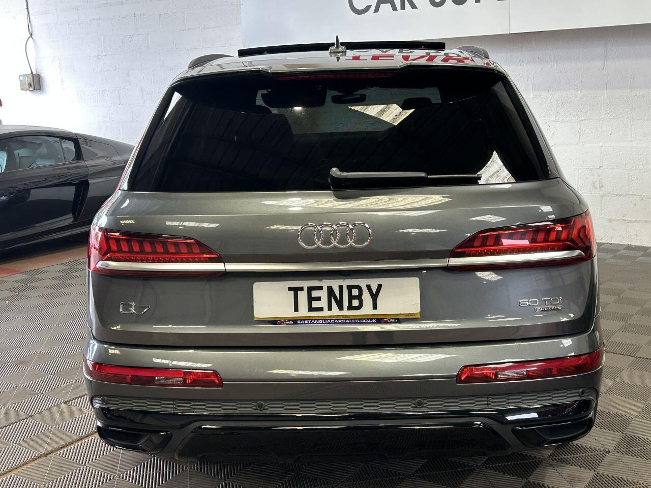 Audi Q7 view 8
