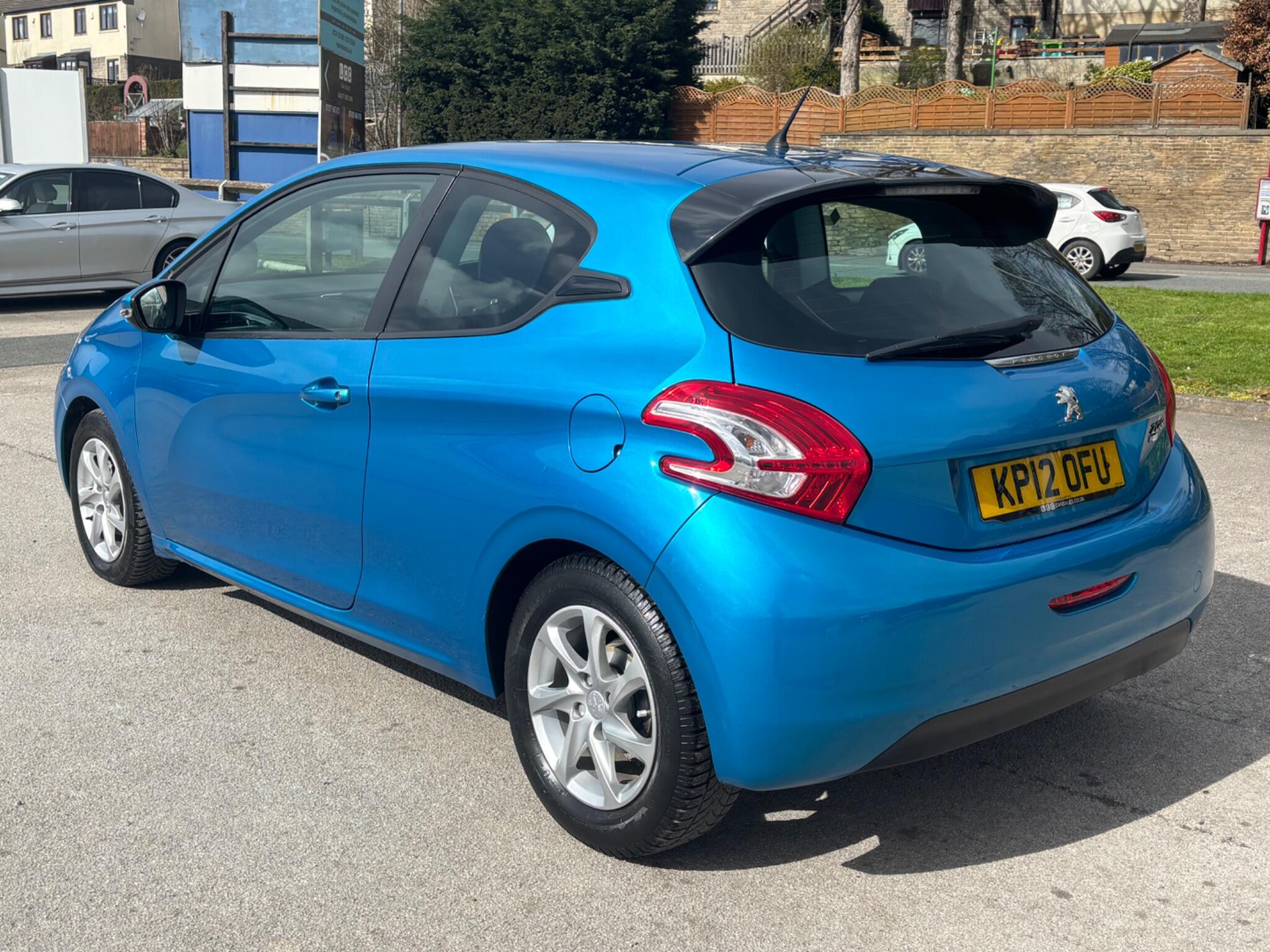Peugeot 208 view 4