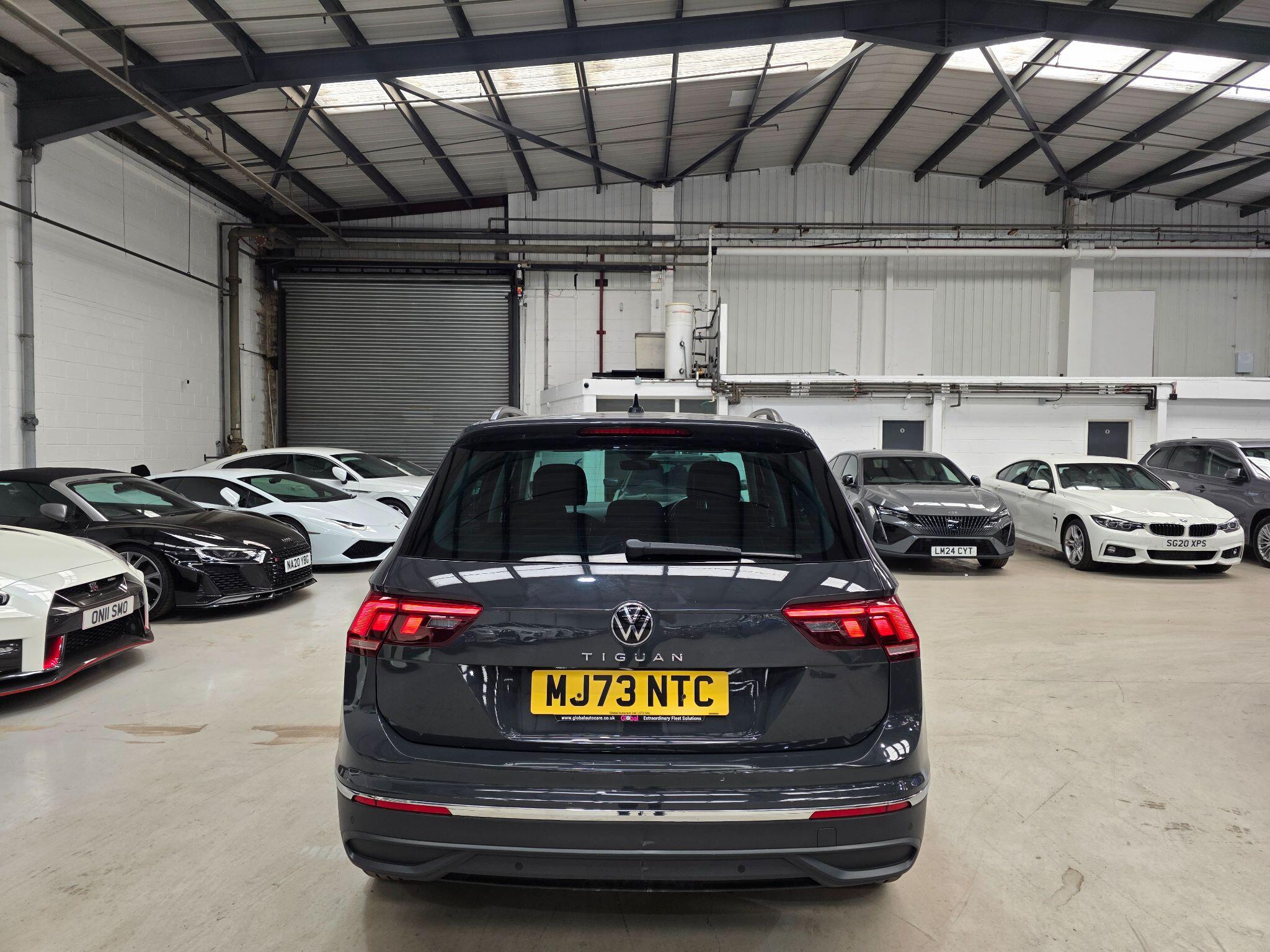 Volkswagen Tiguan view 4