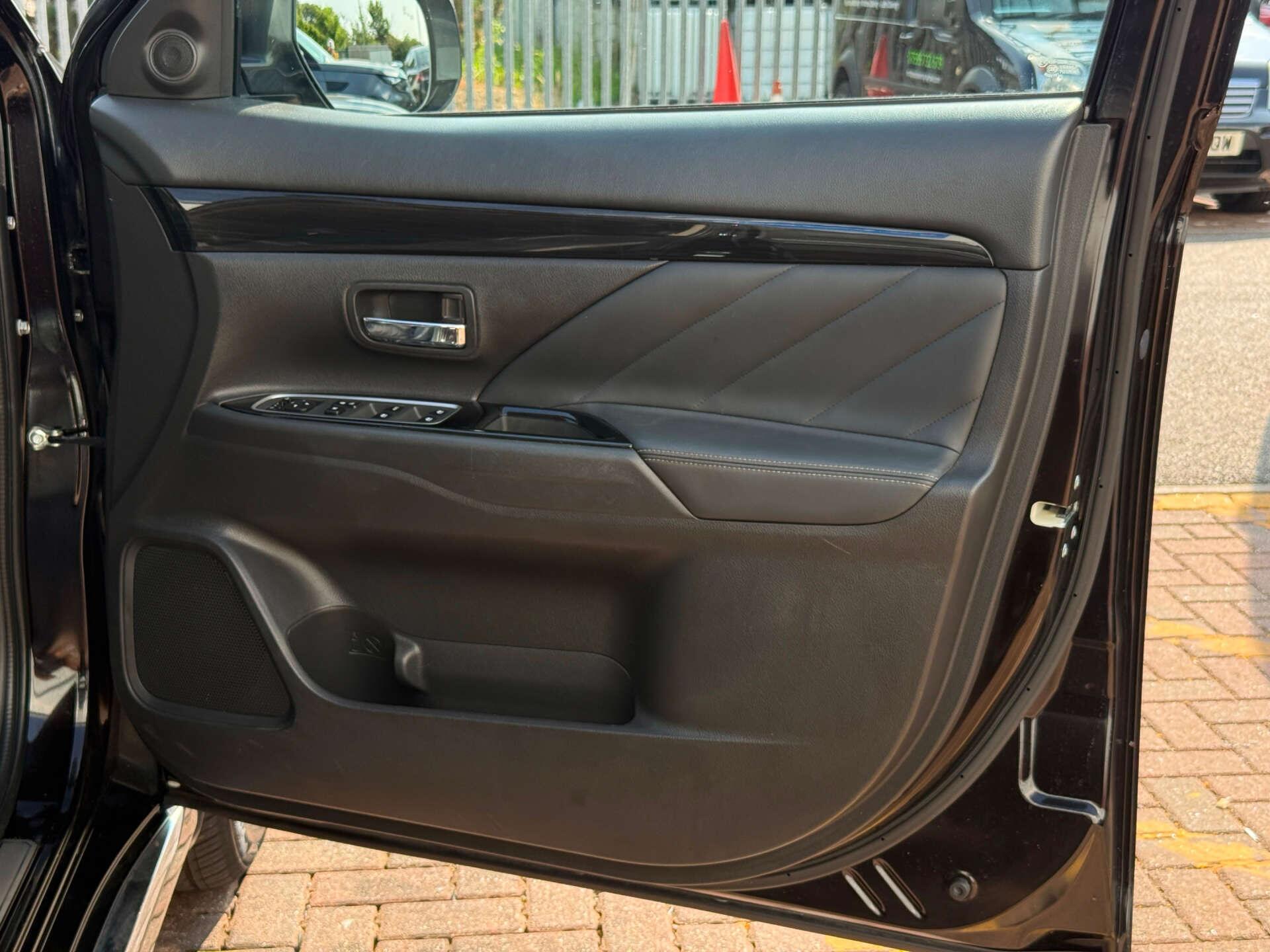 Mitsubishi Outlander view 15