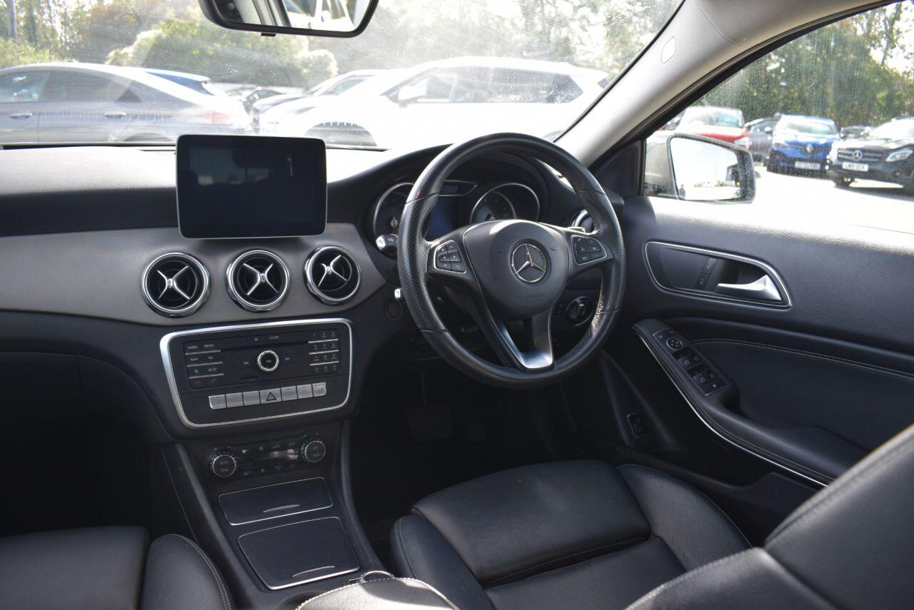 Mercedes-Benz GLA view 17