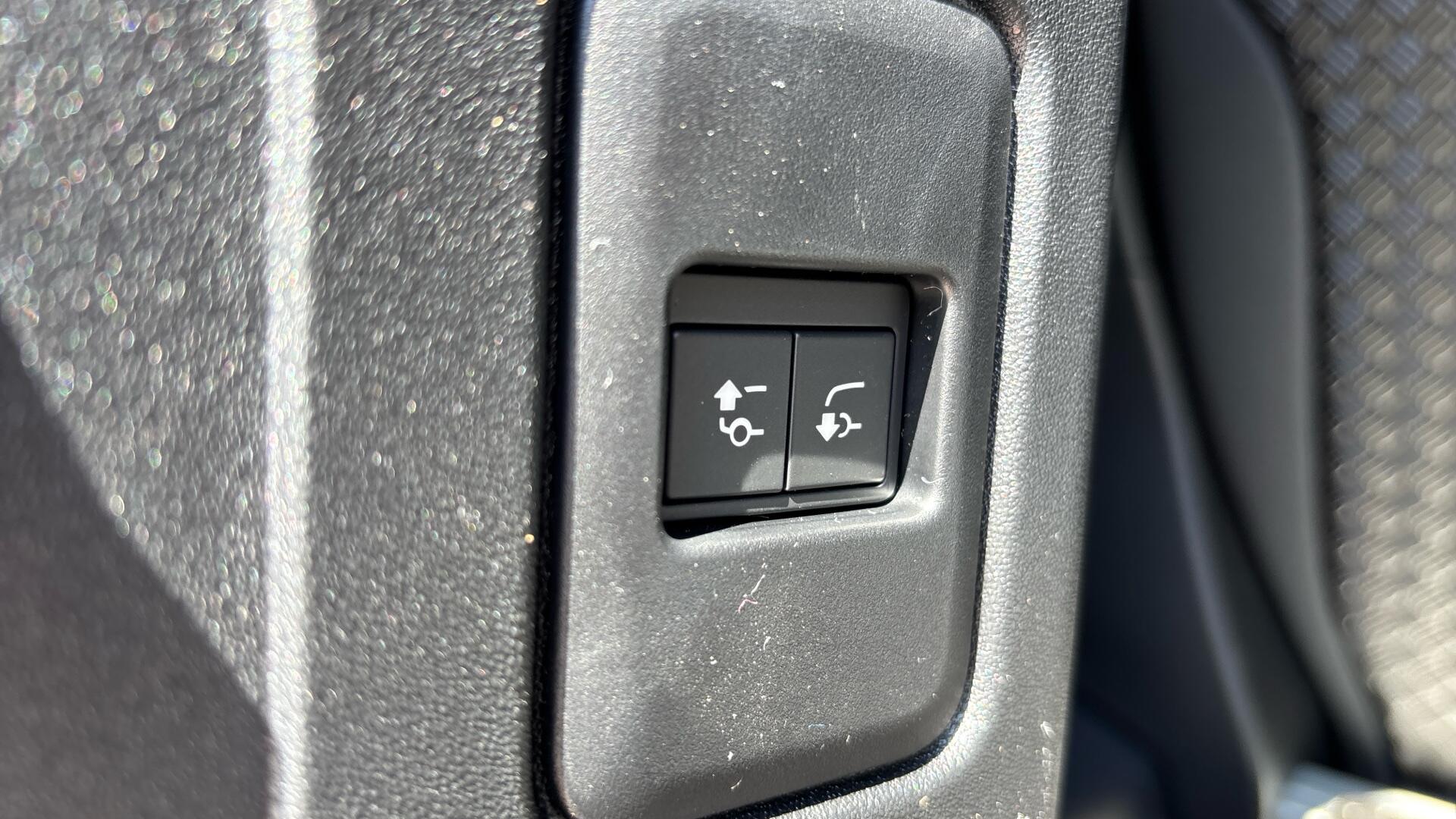 Land Rover Defender view 29