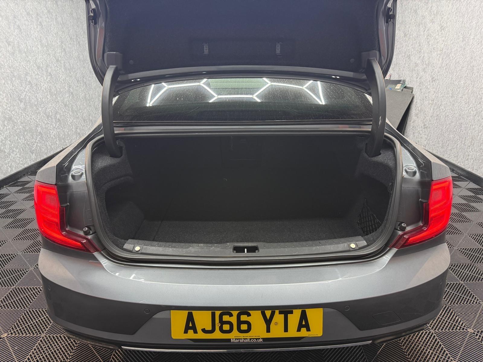 Volvo S90 view 28