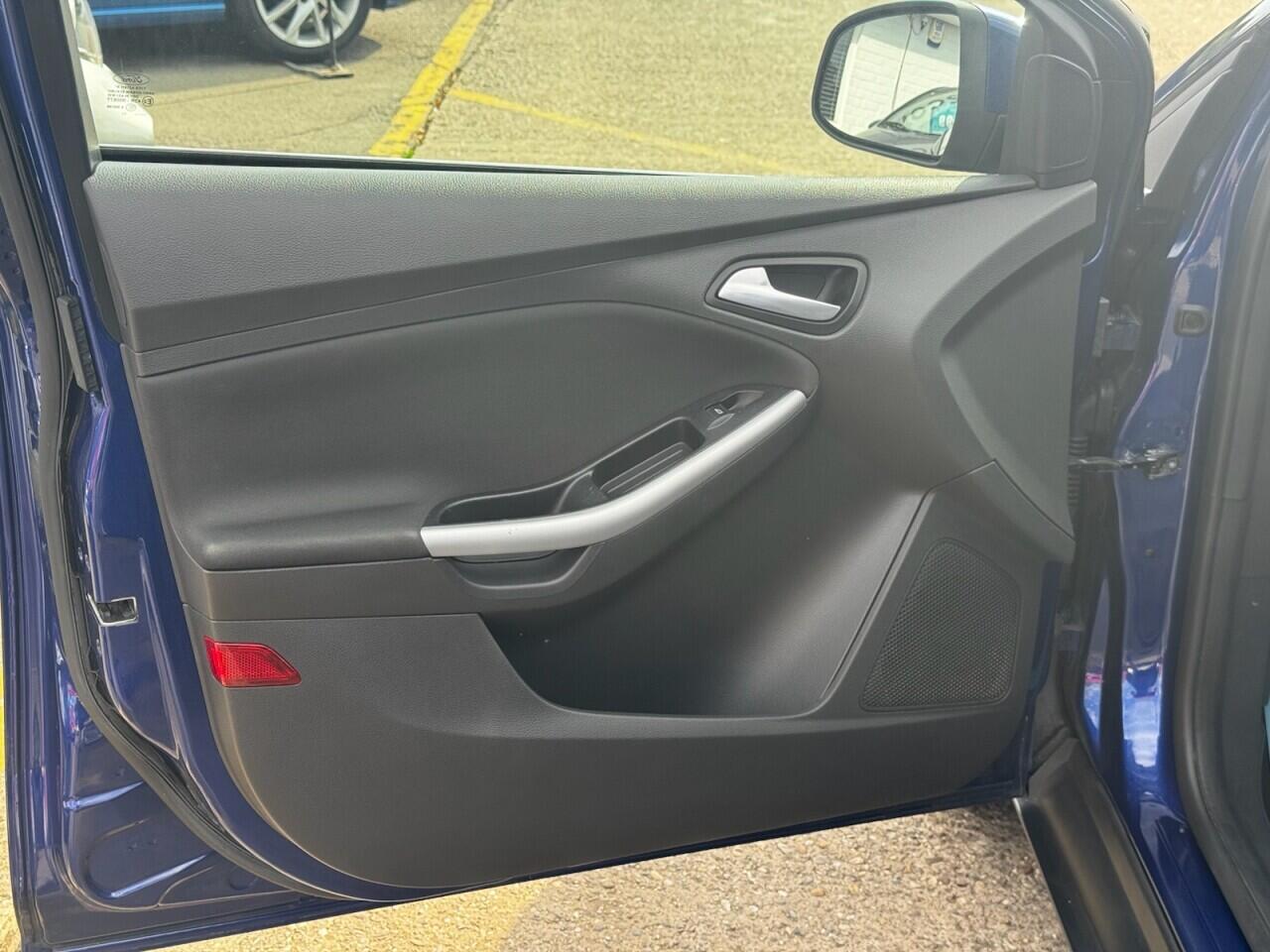 Ford Focus view 26