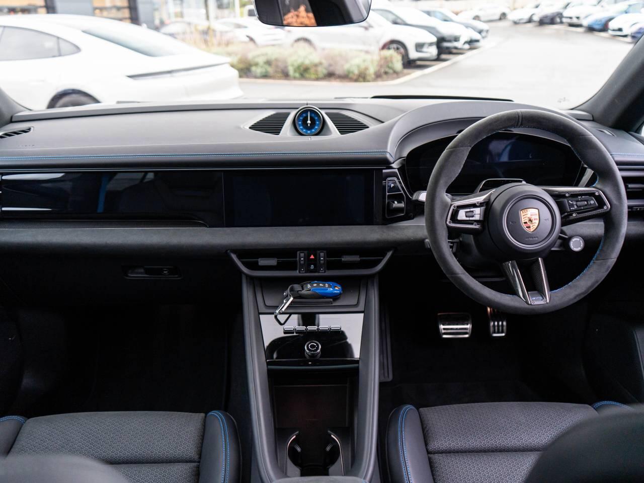 Porsche Macan view 28