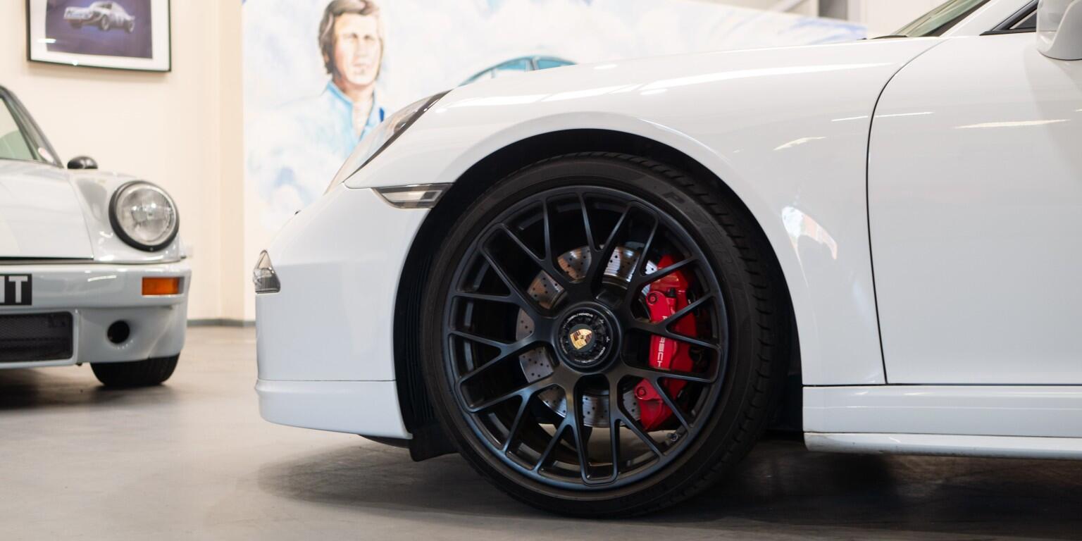 Porsche 911 view 9