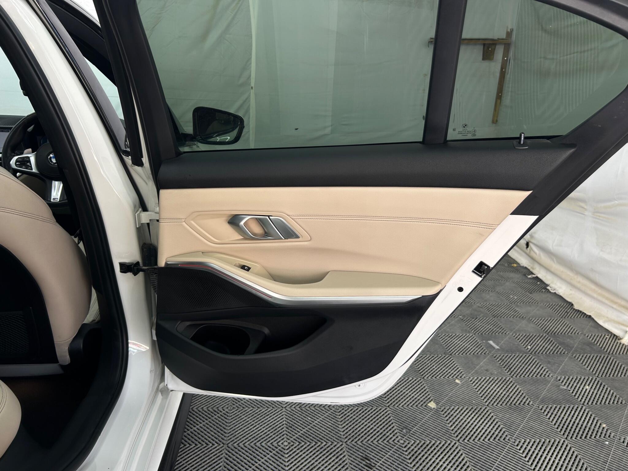 BMW 3 Series view 28