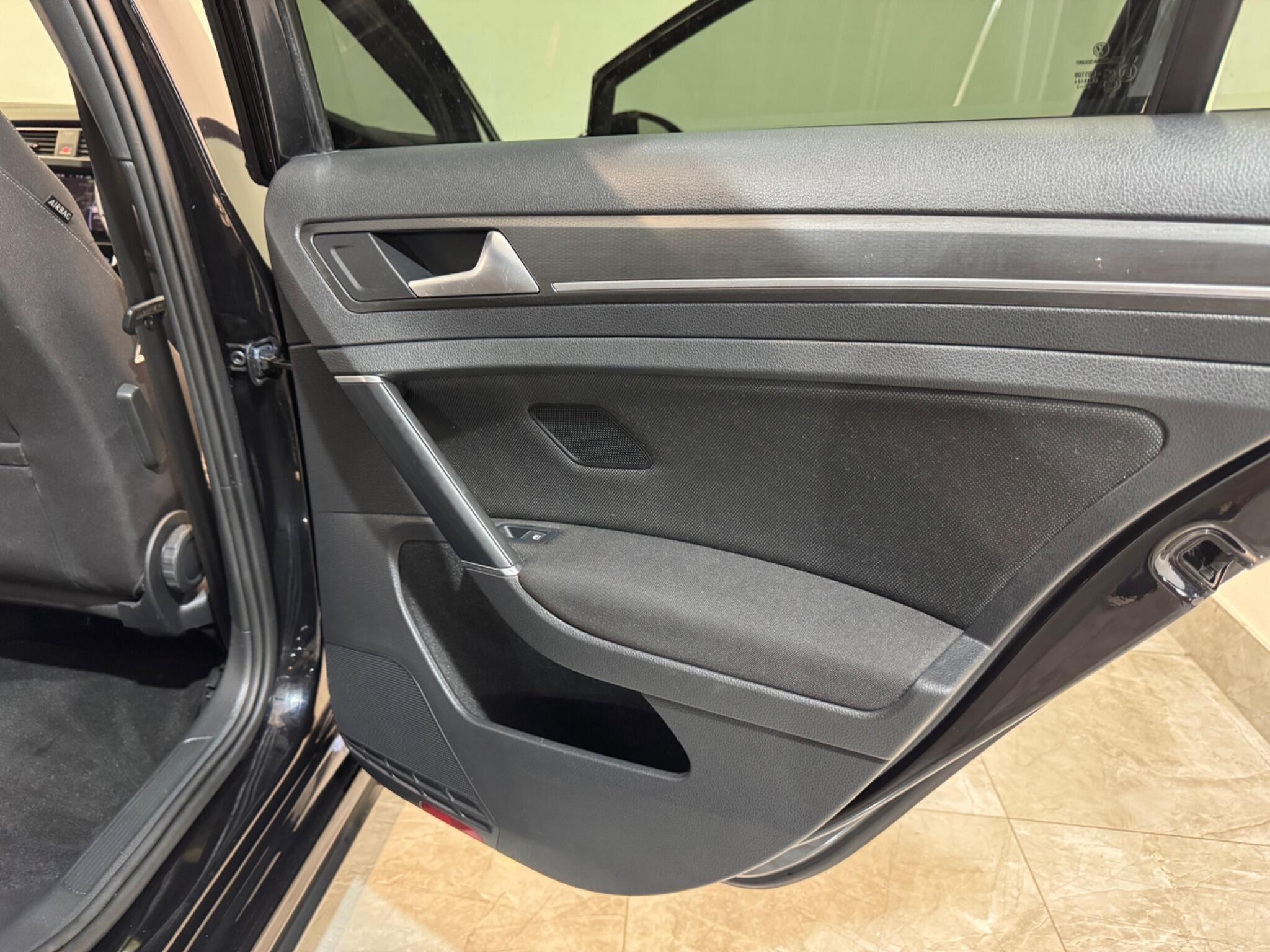 Volkswagen Golf view 61