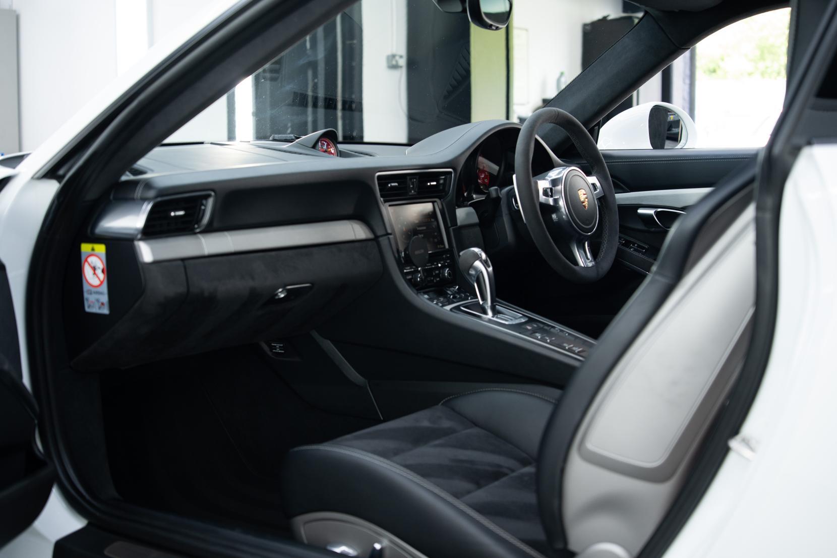 Porsche 911 view 9