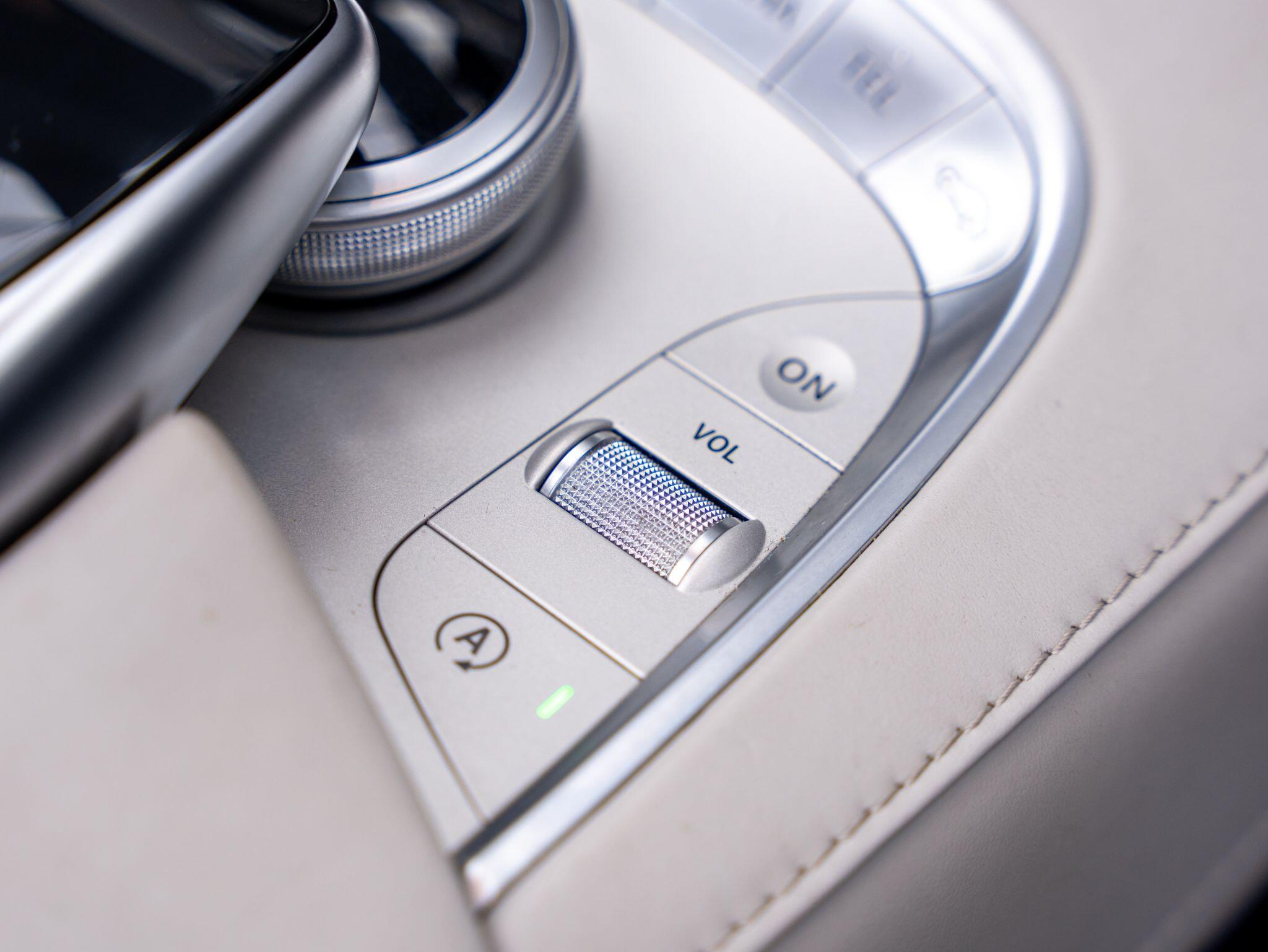Mercedes-Benz S-Class view 24